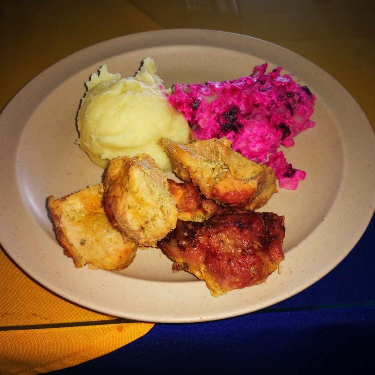 cerdo asado con pure y ensalada rosada