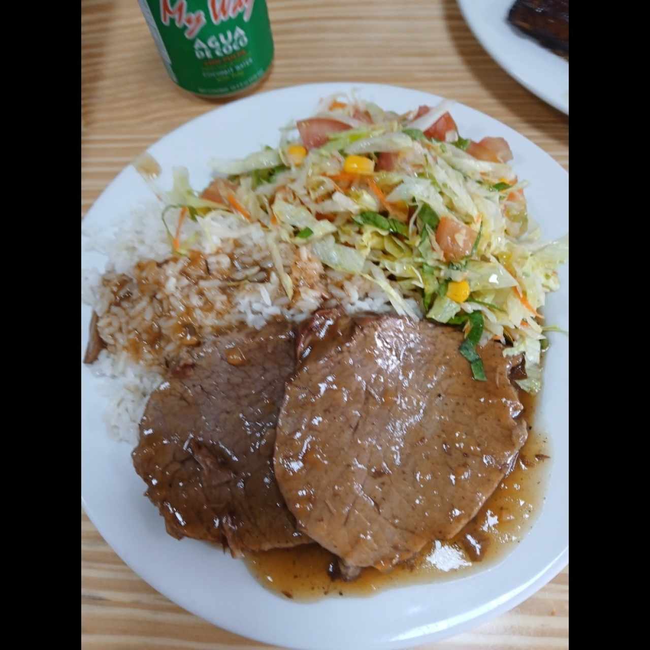 Lomo, arroz blanco, ensalada de vegetales 