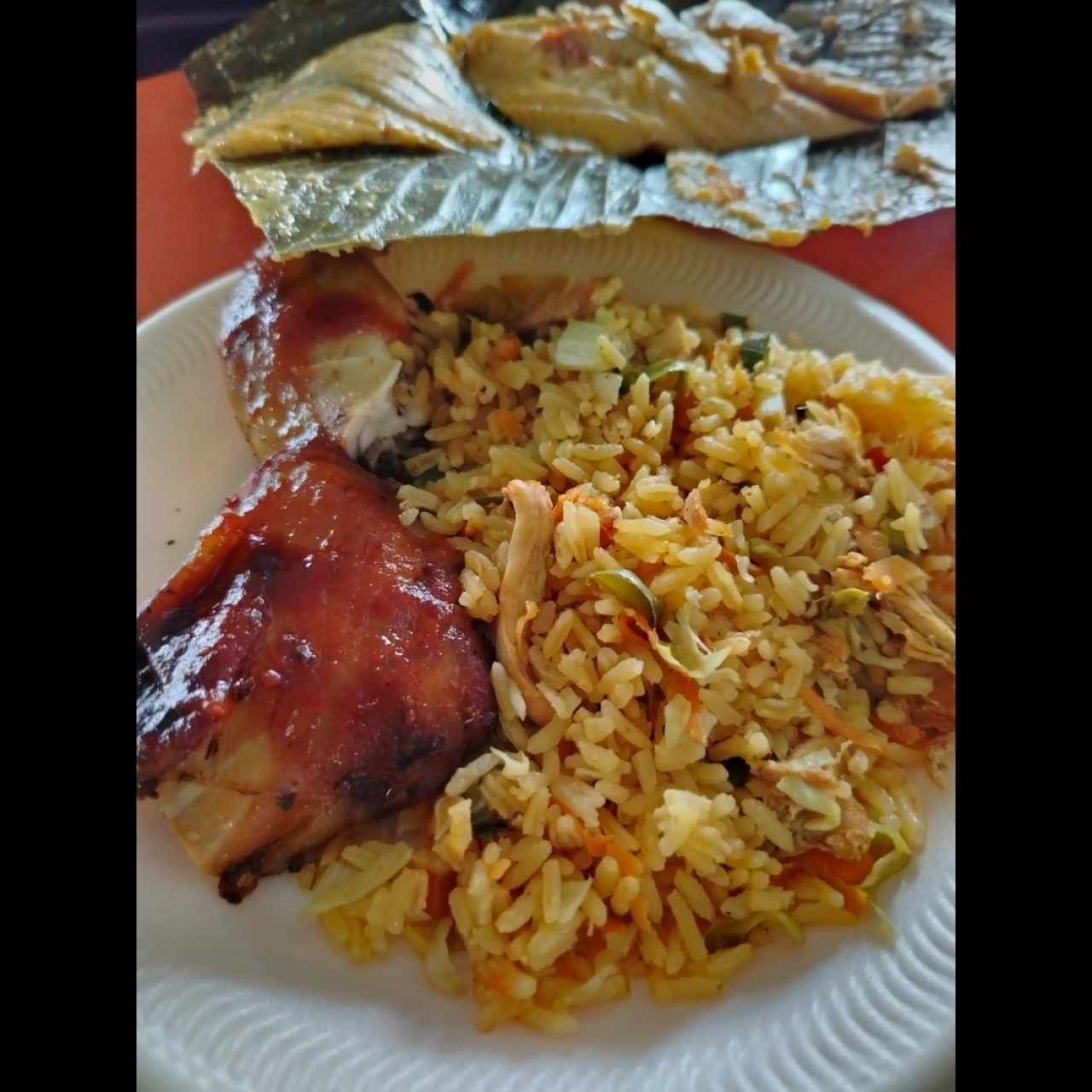 Arroz con vegetales con limonada pero el tamal de maíz nuevo fue un costo adicional y valió la pena