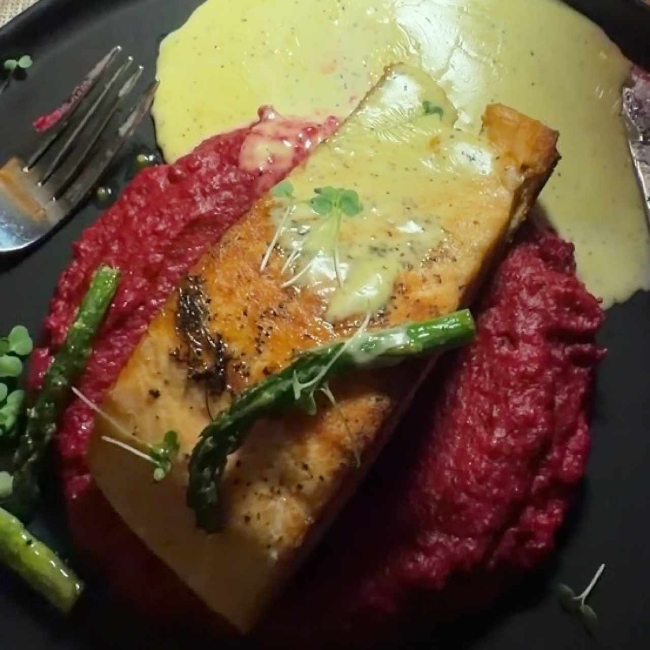 Salmón en salsa Holandesa