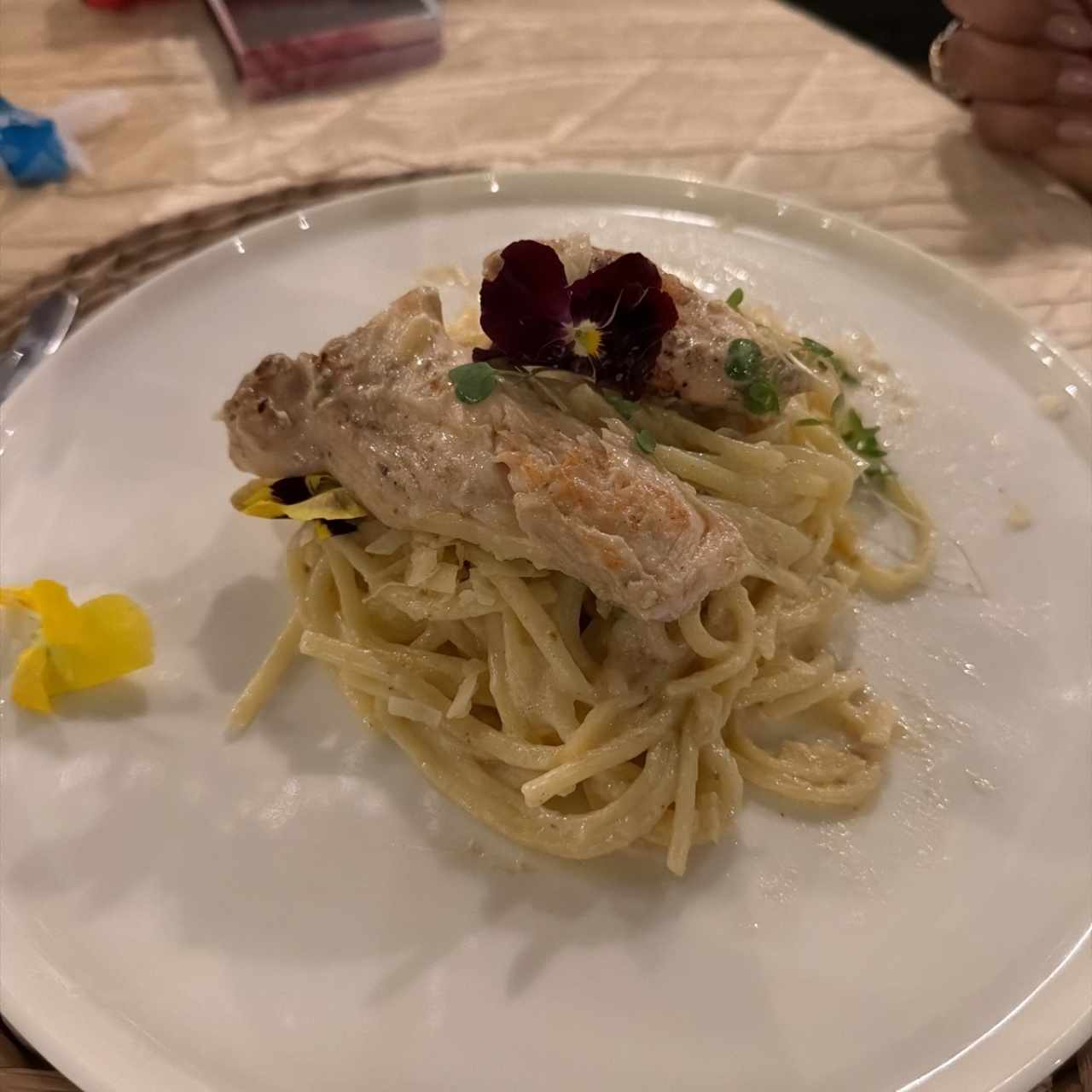 Linguini sañsa blanca con pollo