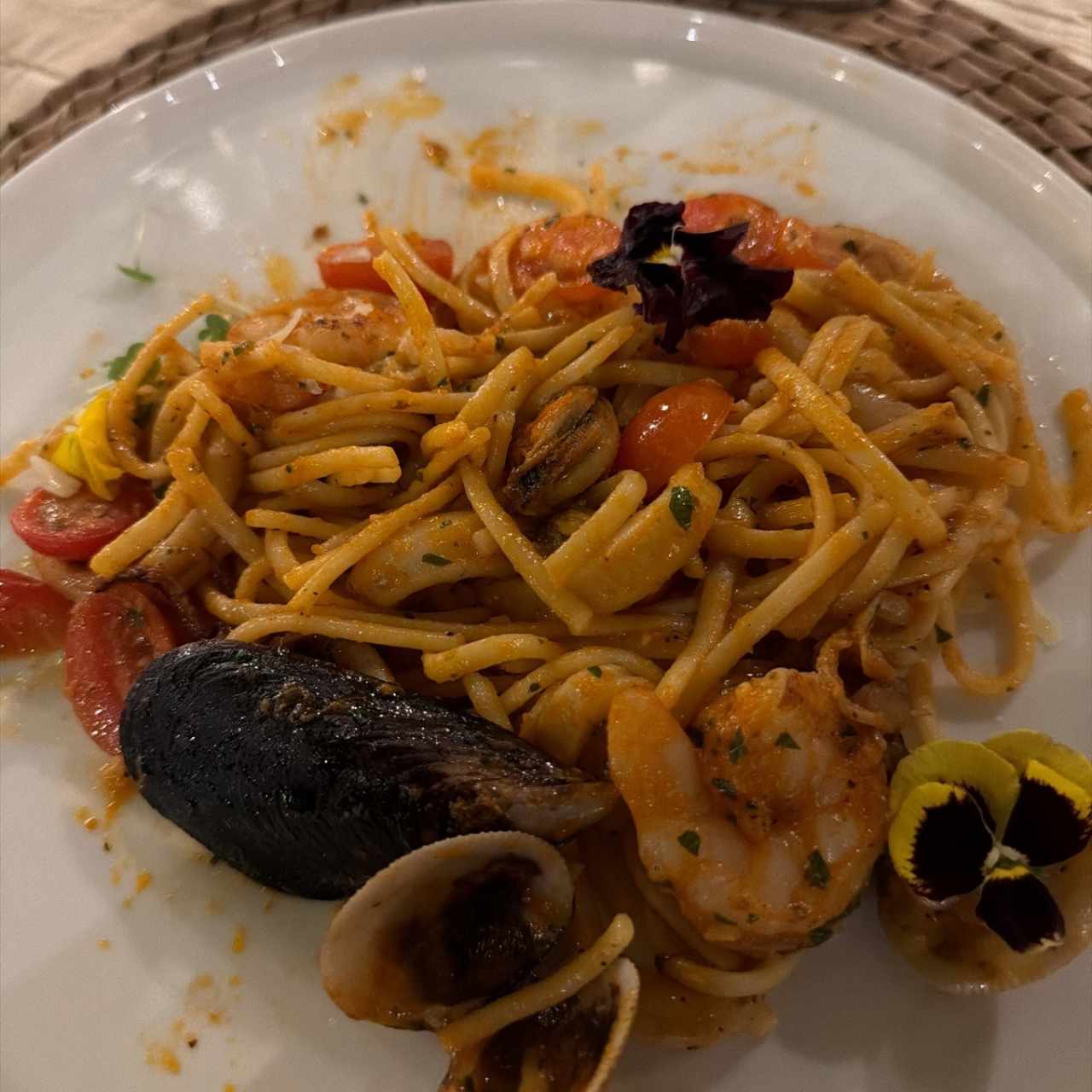 Linguini en dalsa pomodoro con marisco