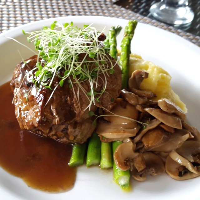 Filete de res con puré y espárragos. Delicioso