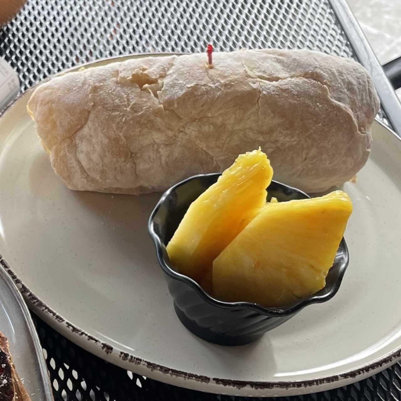 Focaccia huevo tocino y queso