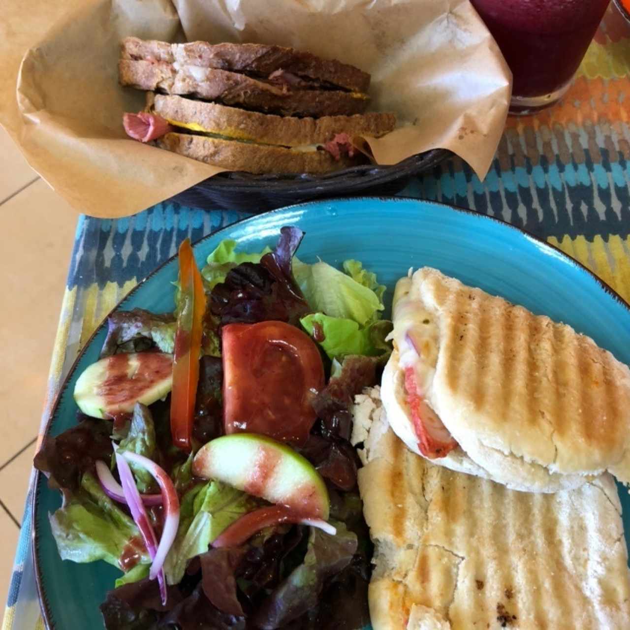 emparedado de roast beef y emparedado de pechuga de pollo ahumada