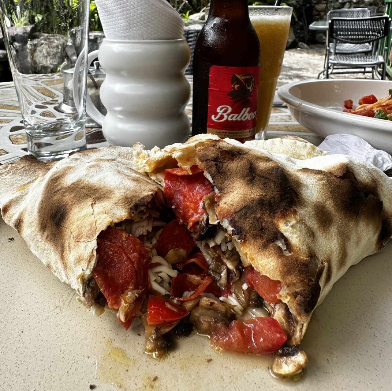 Jonny Calzone - Tomate,Jamón,Pepperoni,Hongos frescos,Mozzarella