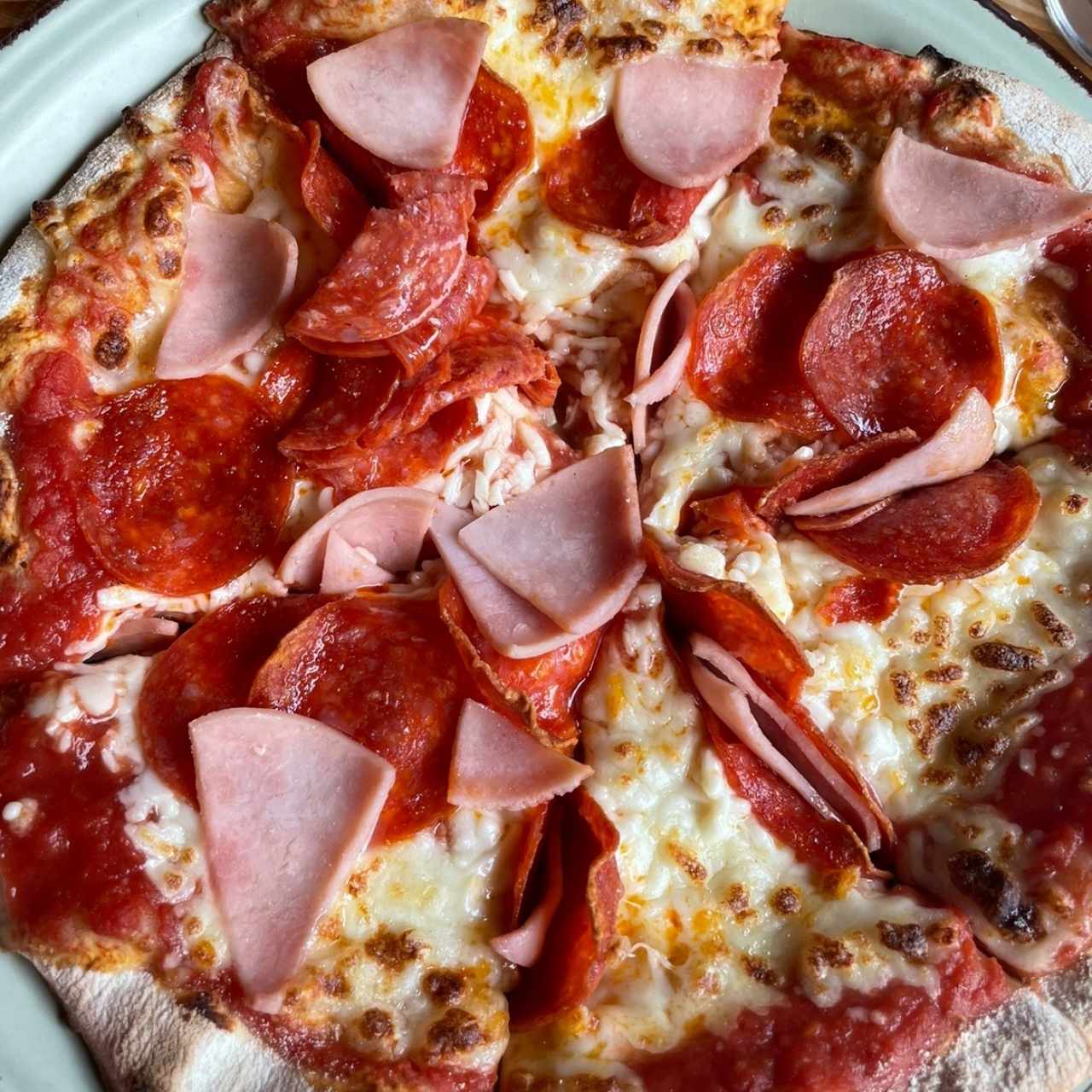 pizza de peperoni con jamon