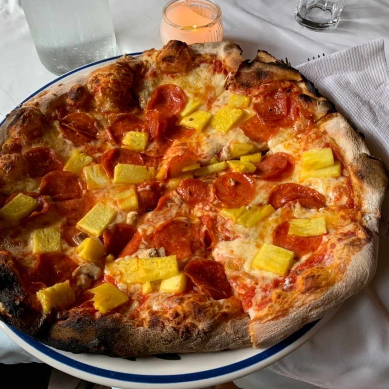 pizza al horno piña y peperone