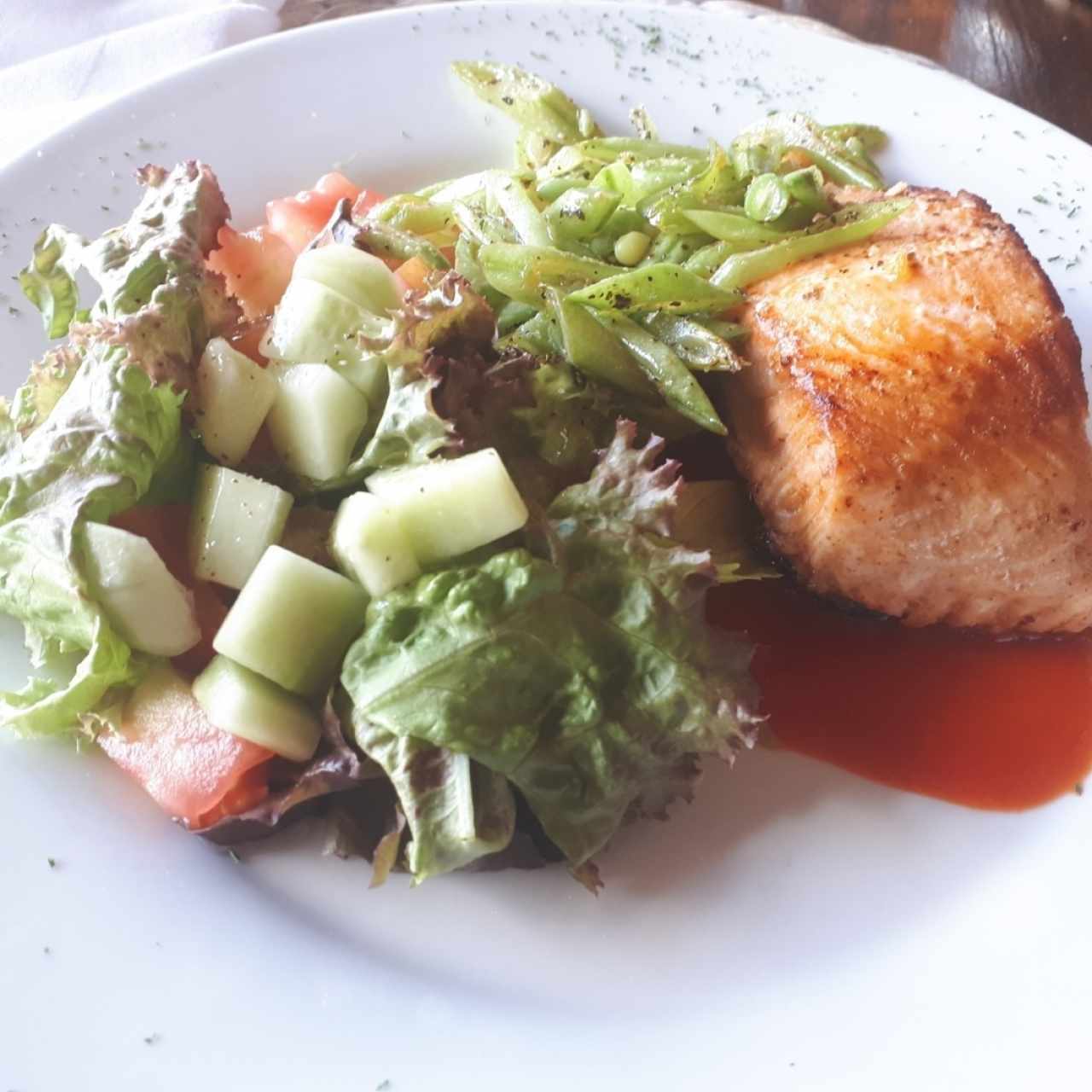Salmón en salsa de pimientos rojos