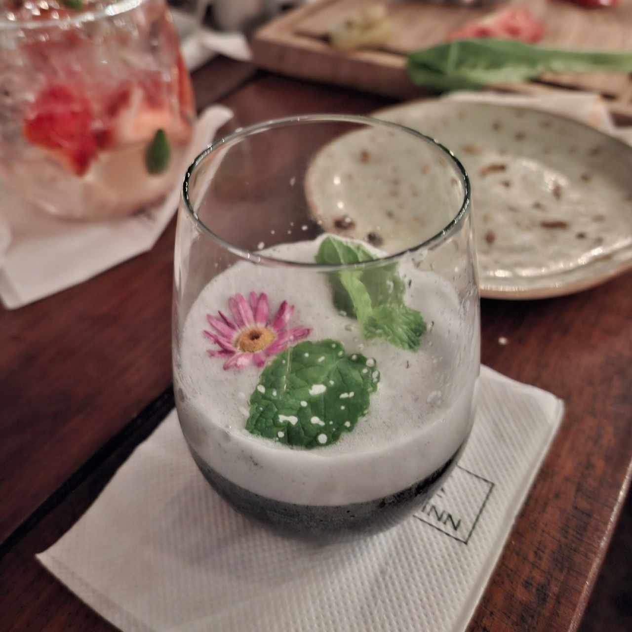coctail. con carbón activado, aceite de coco vidka