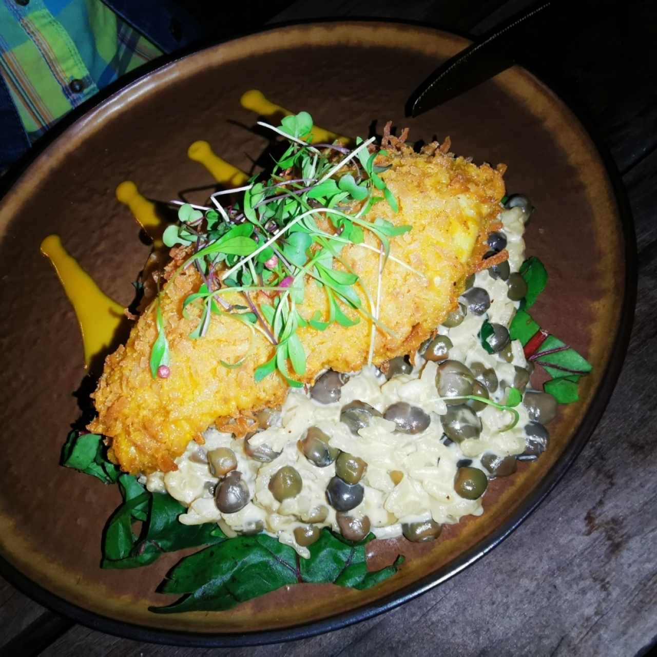 Pollo frito con coco, con un risotto de guandú