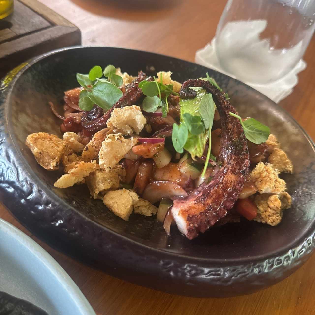 PULPO A LA PARRILLA CON CHICHARRONES