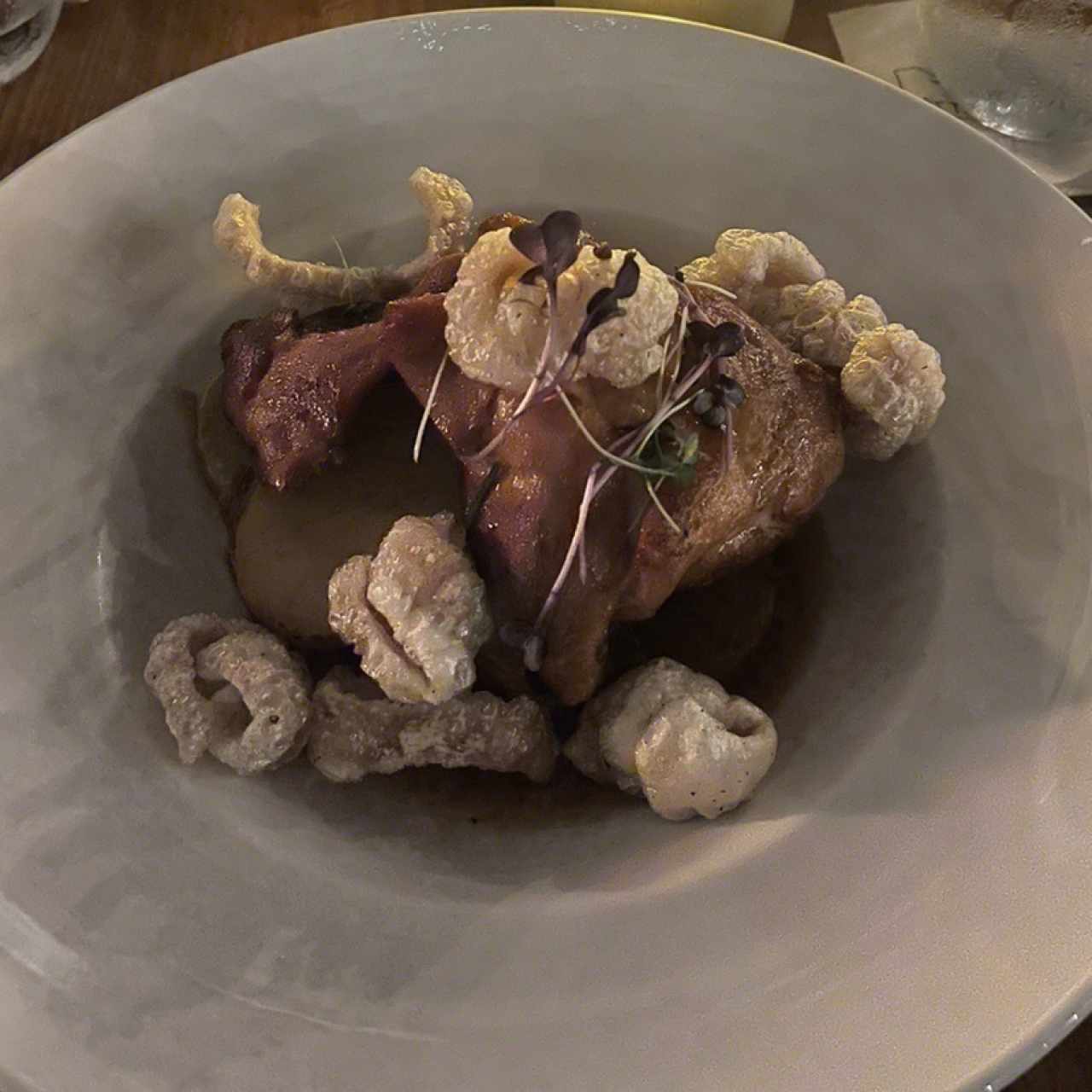 Tierno cochinito con su chicharrón 