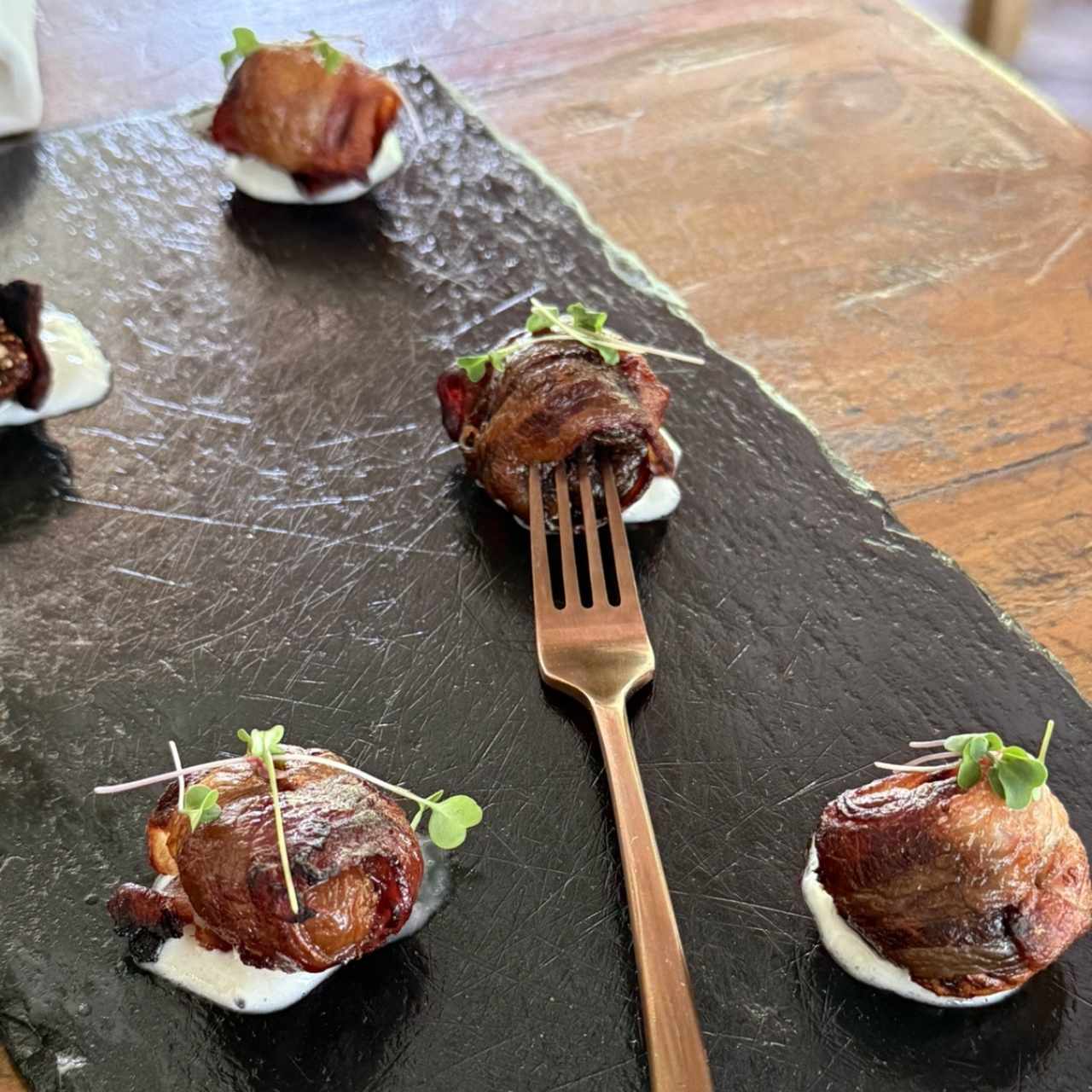 HIGOS ENVUELTOS EN TOCINO