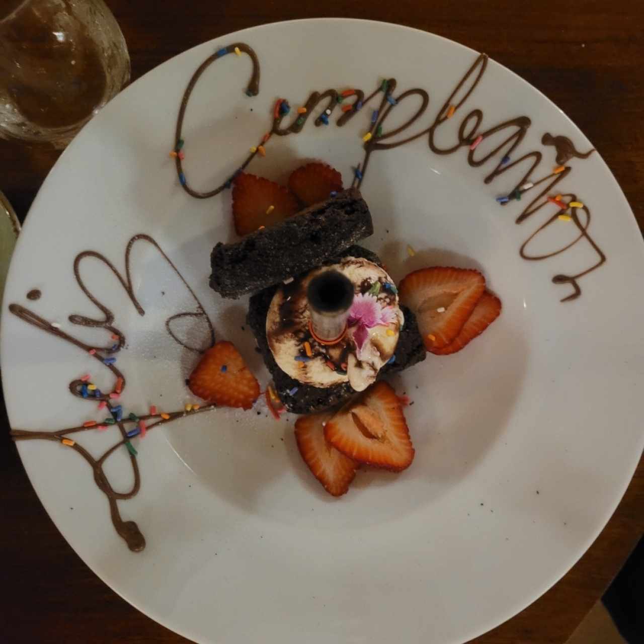 Brownies con helado y fresas