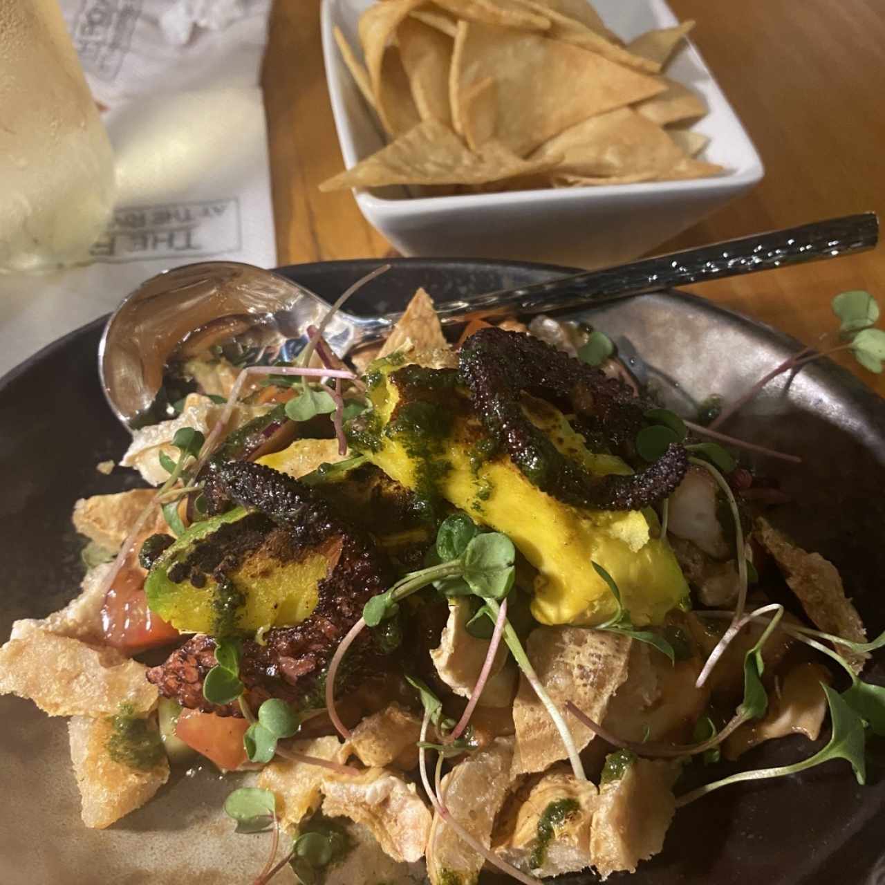 PULPO A LA PARRILLA CON CHICHARRONES