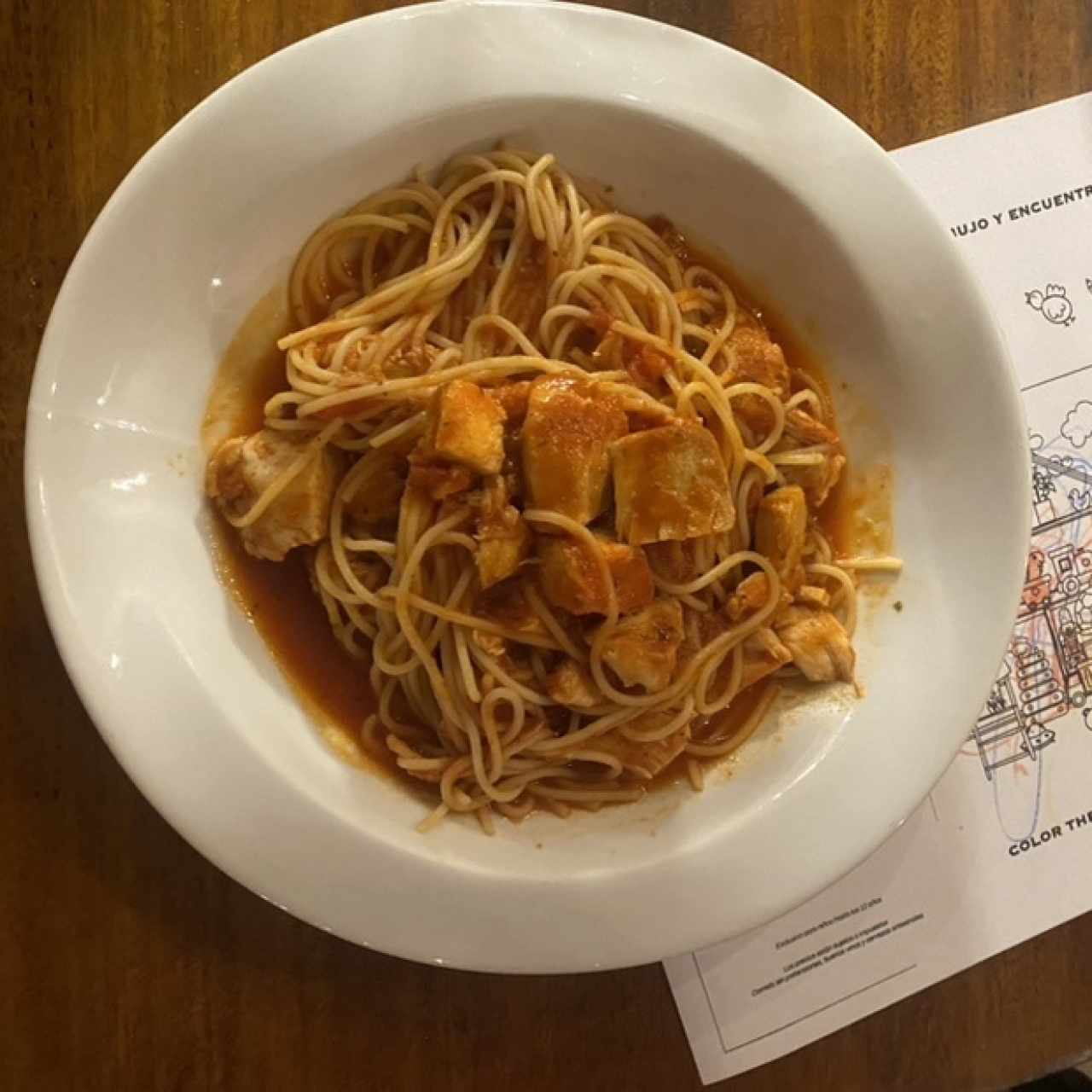 Espagueti con salsa de tomate y pollo