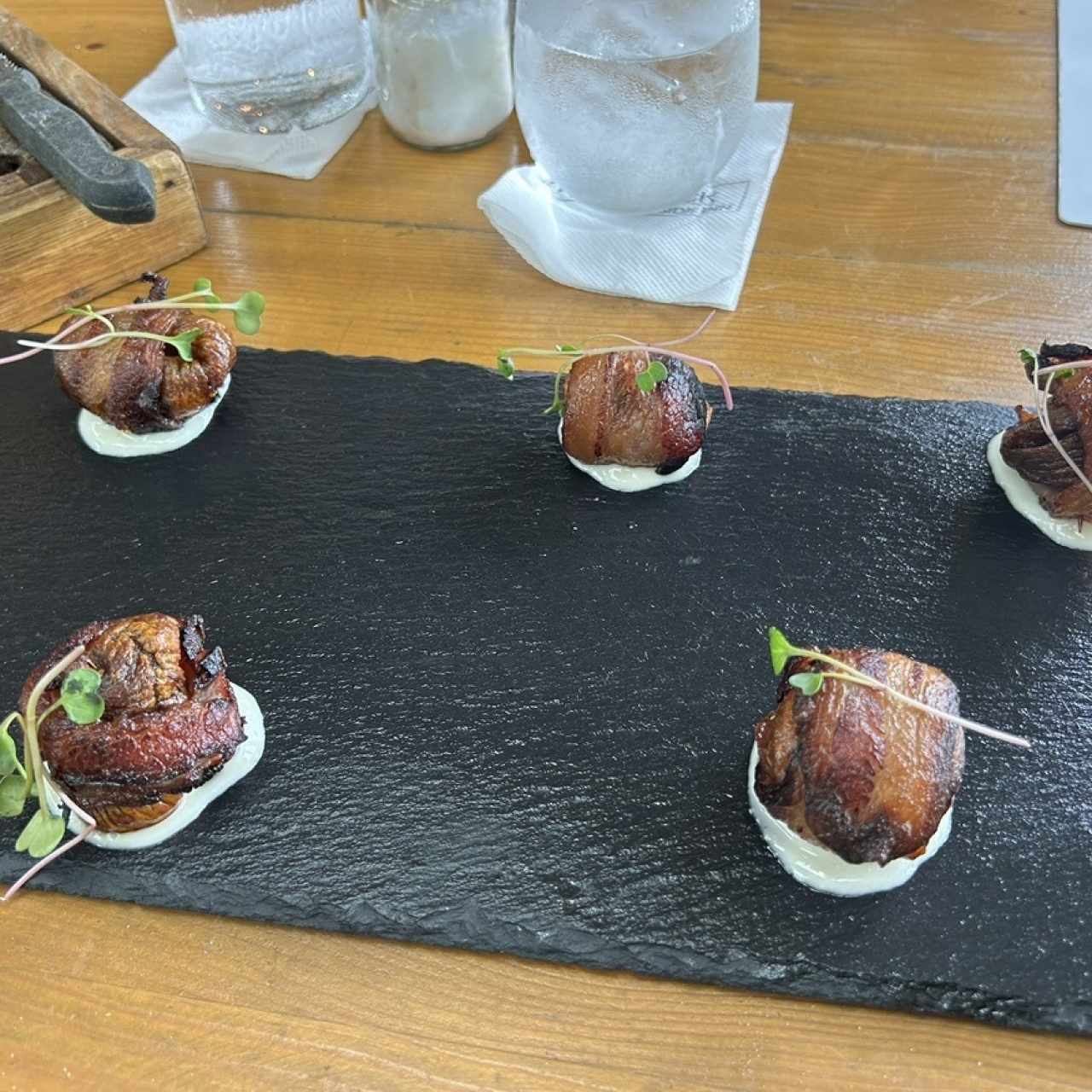 HIGOS ENVUELTOS EN TOCINO