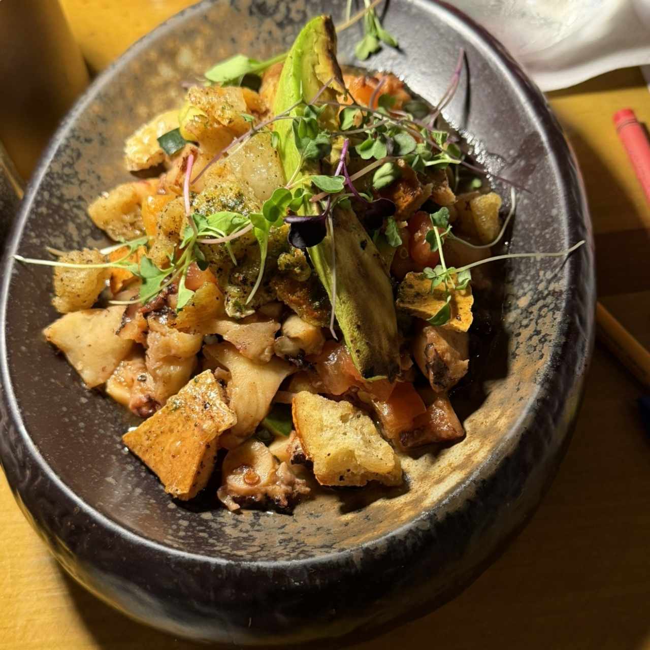 PULPO A LA PARRILLA CON CHICHARRONES