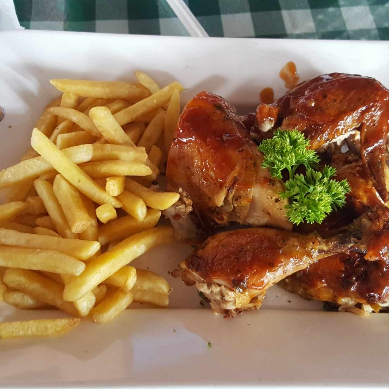 Pollo Rostizado con Papas Fritas