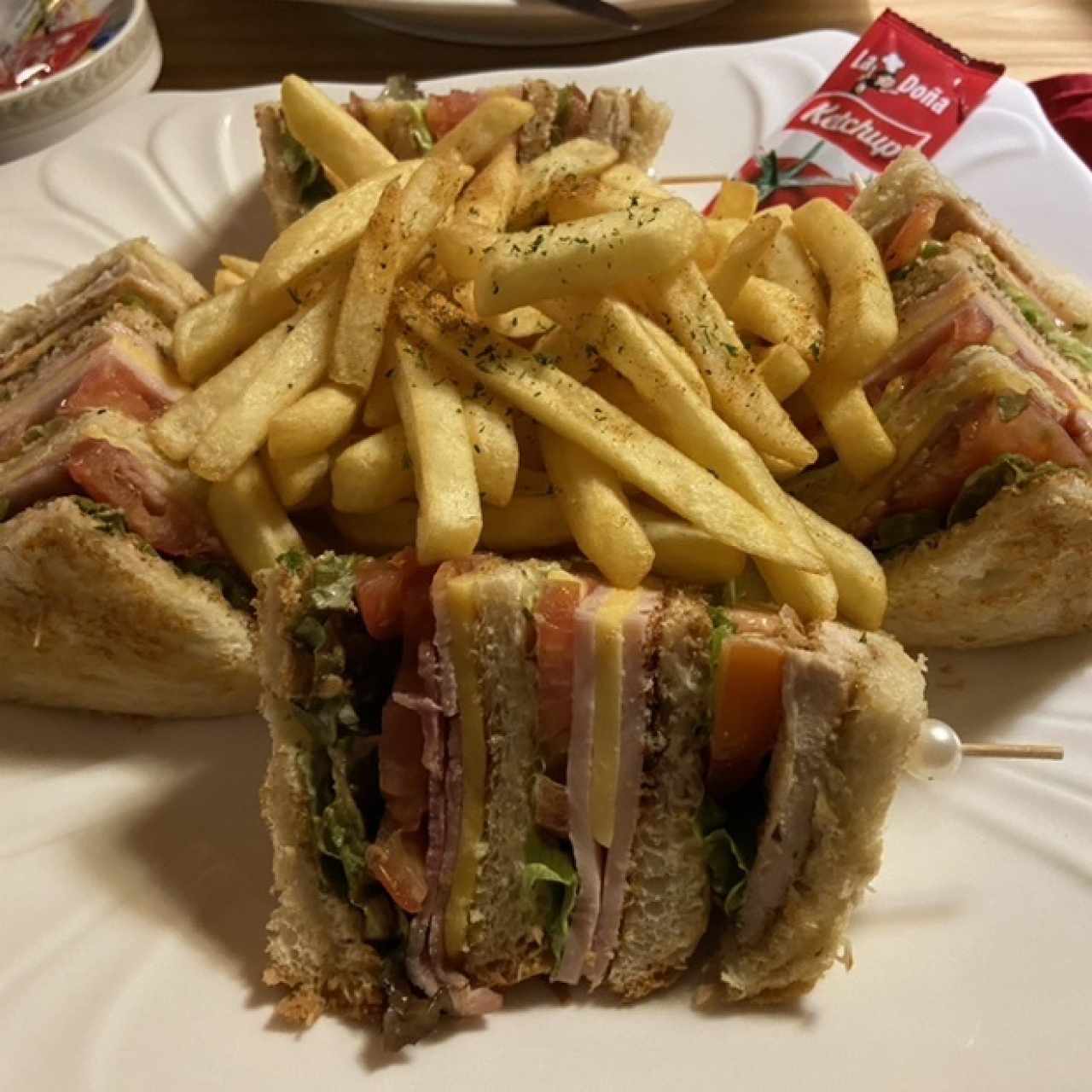 EMPAREDADOS - CLUB SANDWICH