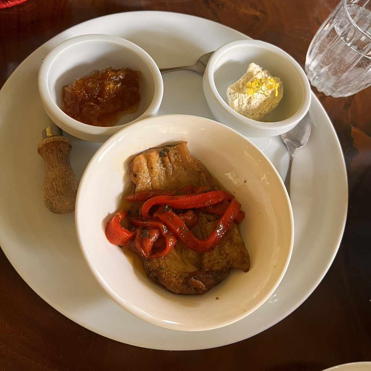 Berenjena encurtida y mermelada de cebolla 