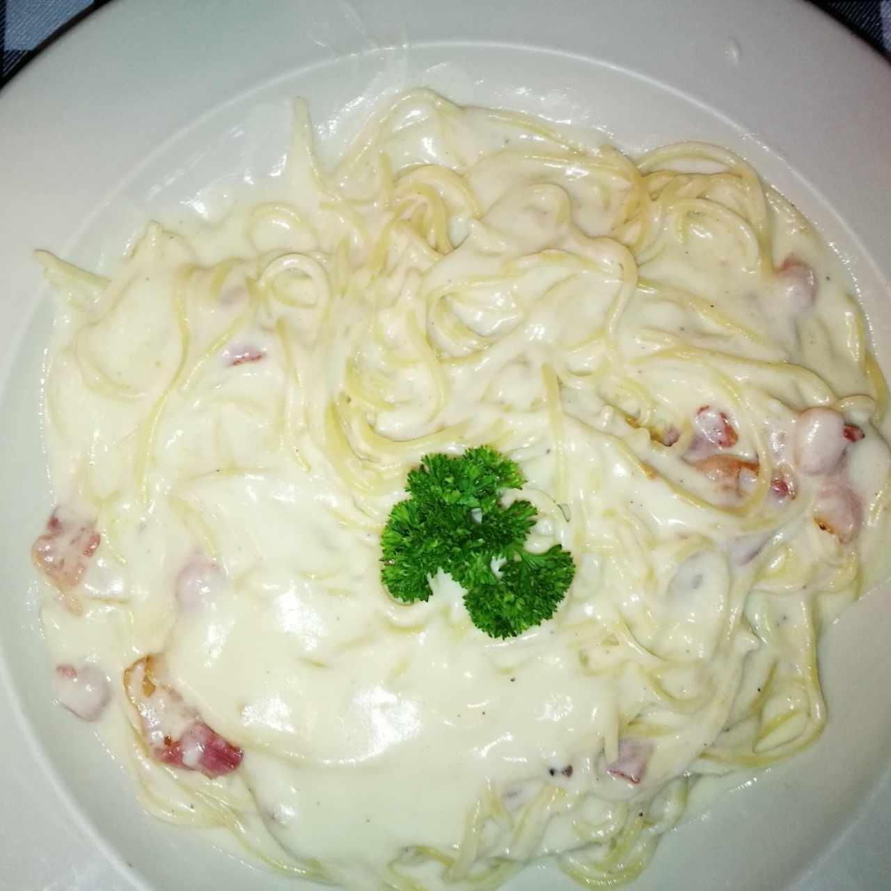 pasta en salsa carbonada .