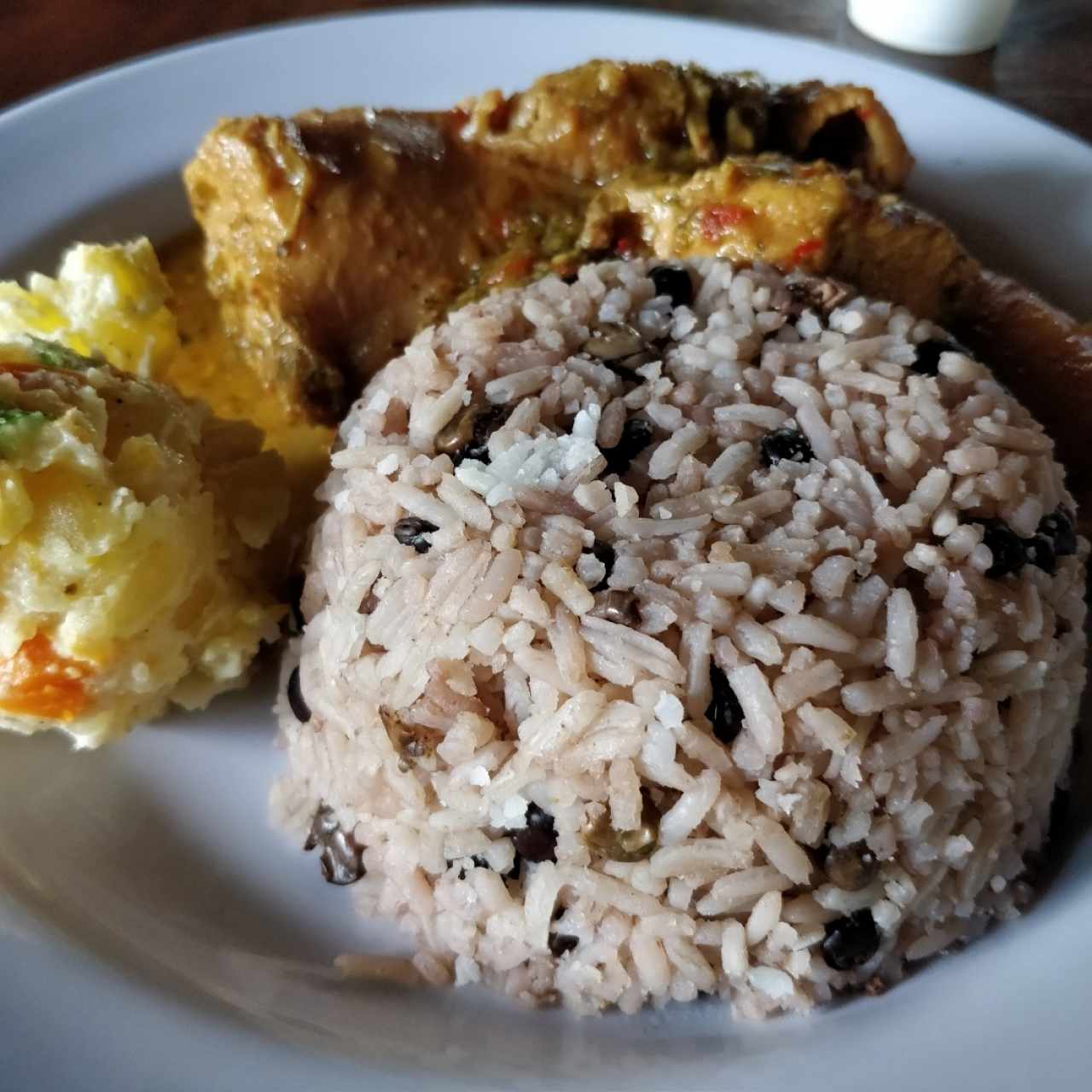 Gallina de patio guisada, arroz con guandú
