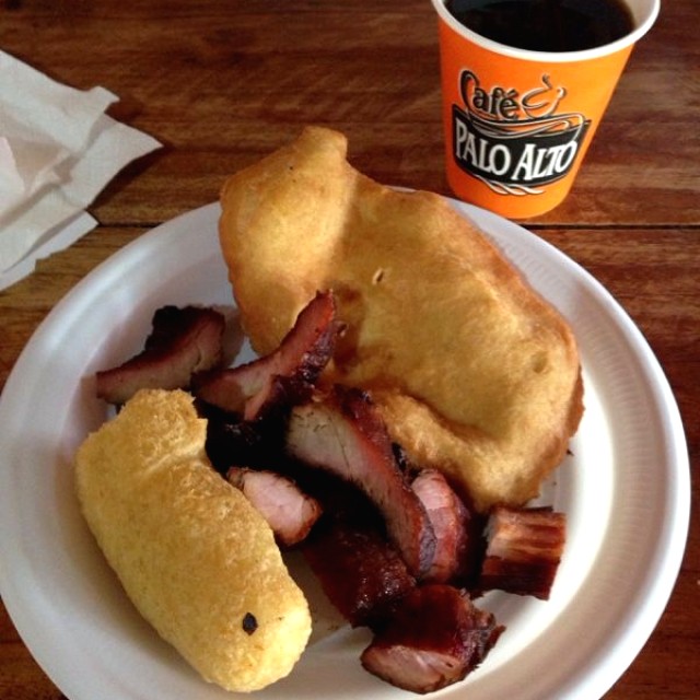 Hojaldre, carne y carimañola + café