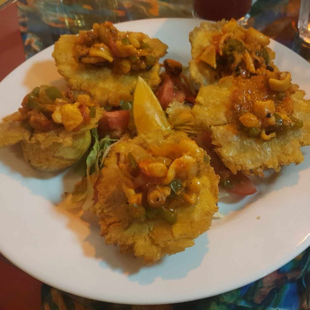Patacones rellenos de mariscos