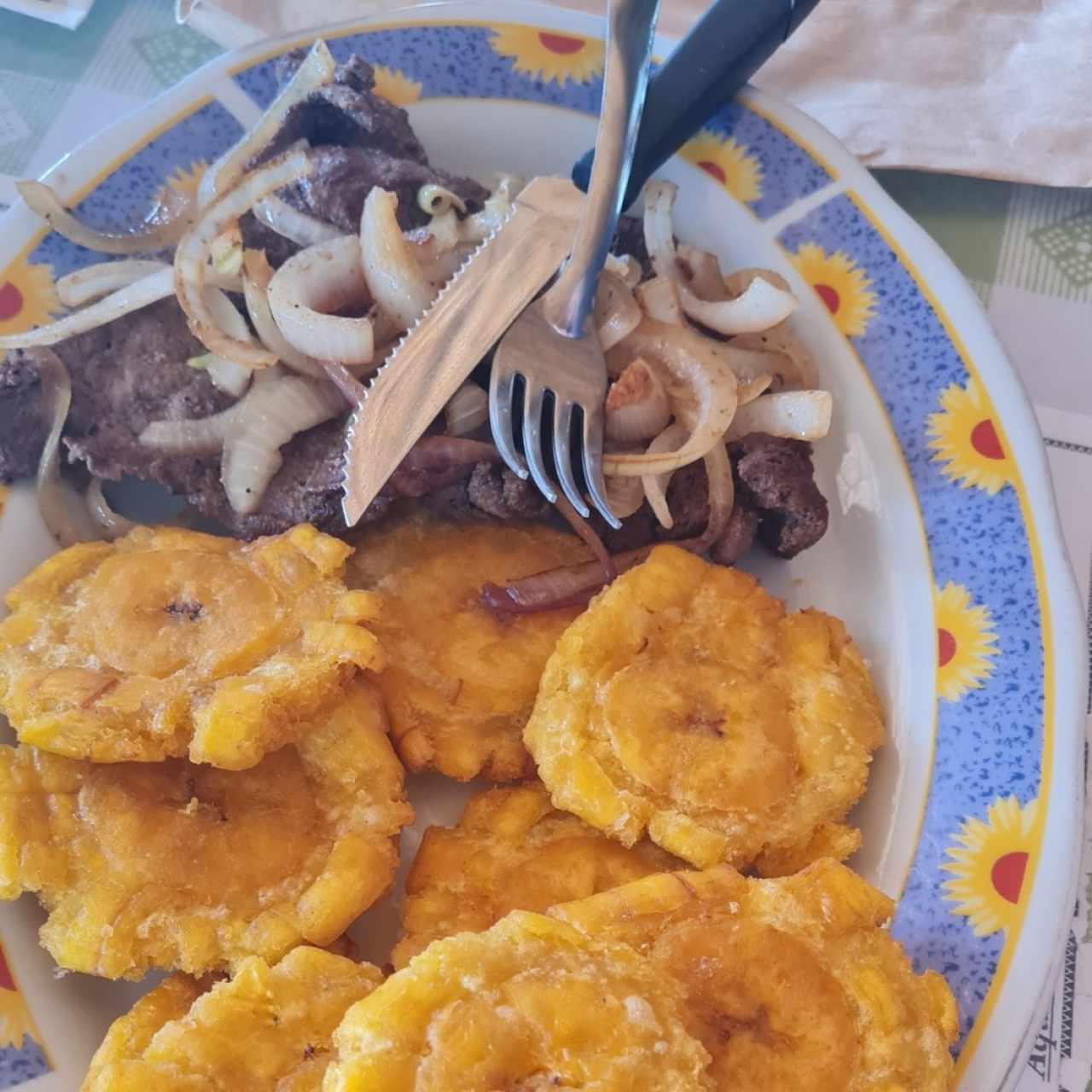 hígado con patacones 