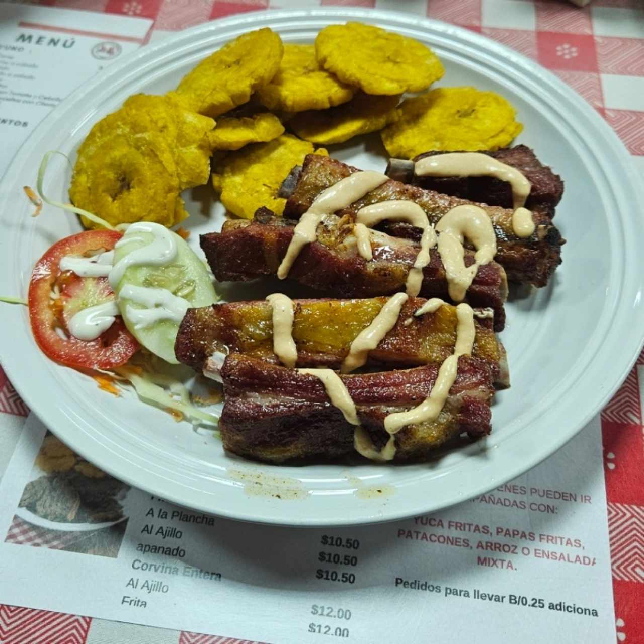 costilla con patacones