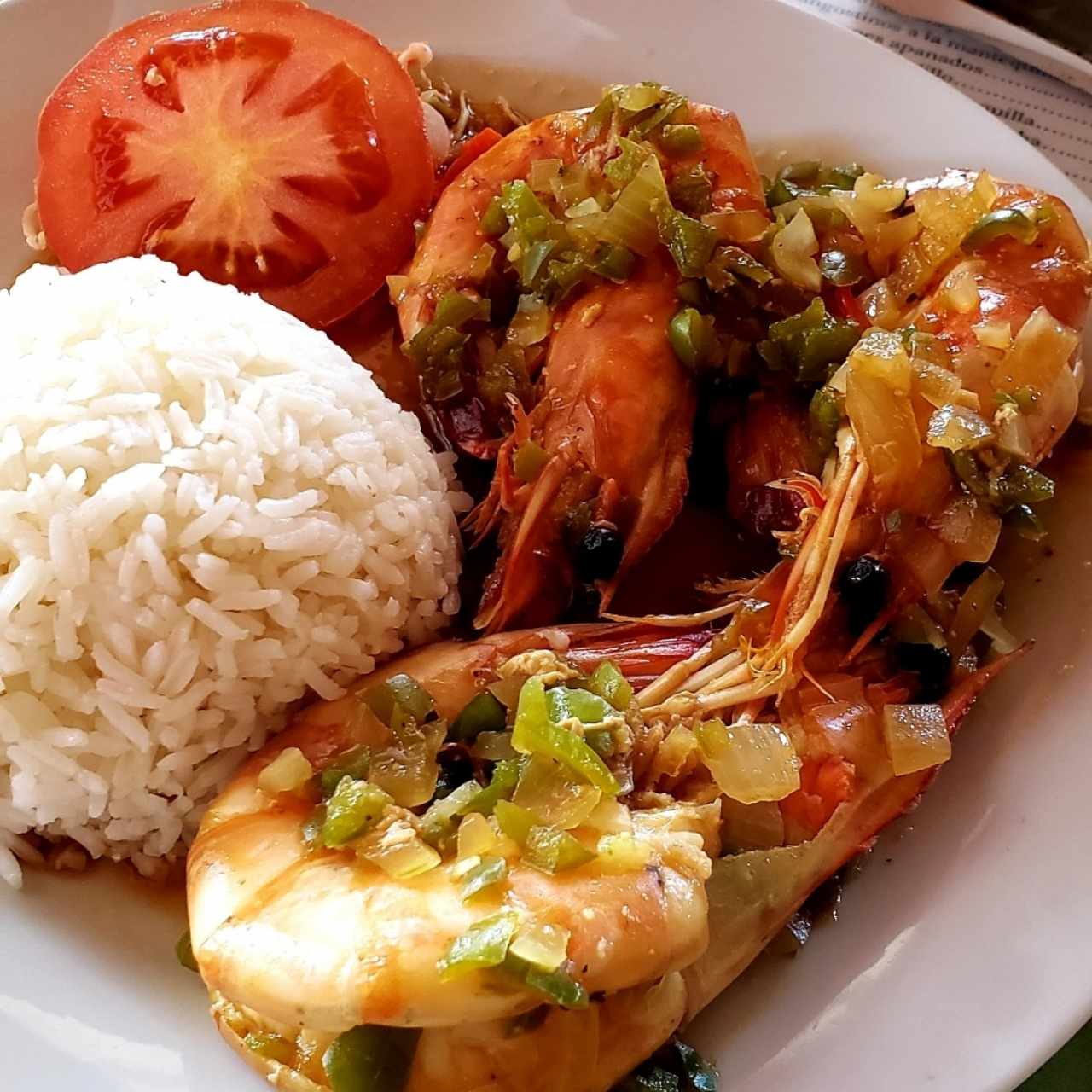 Langostinos al ajillo con arroz blanco y ensalada
