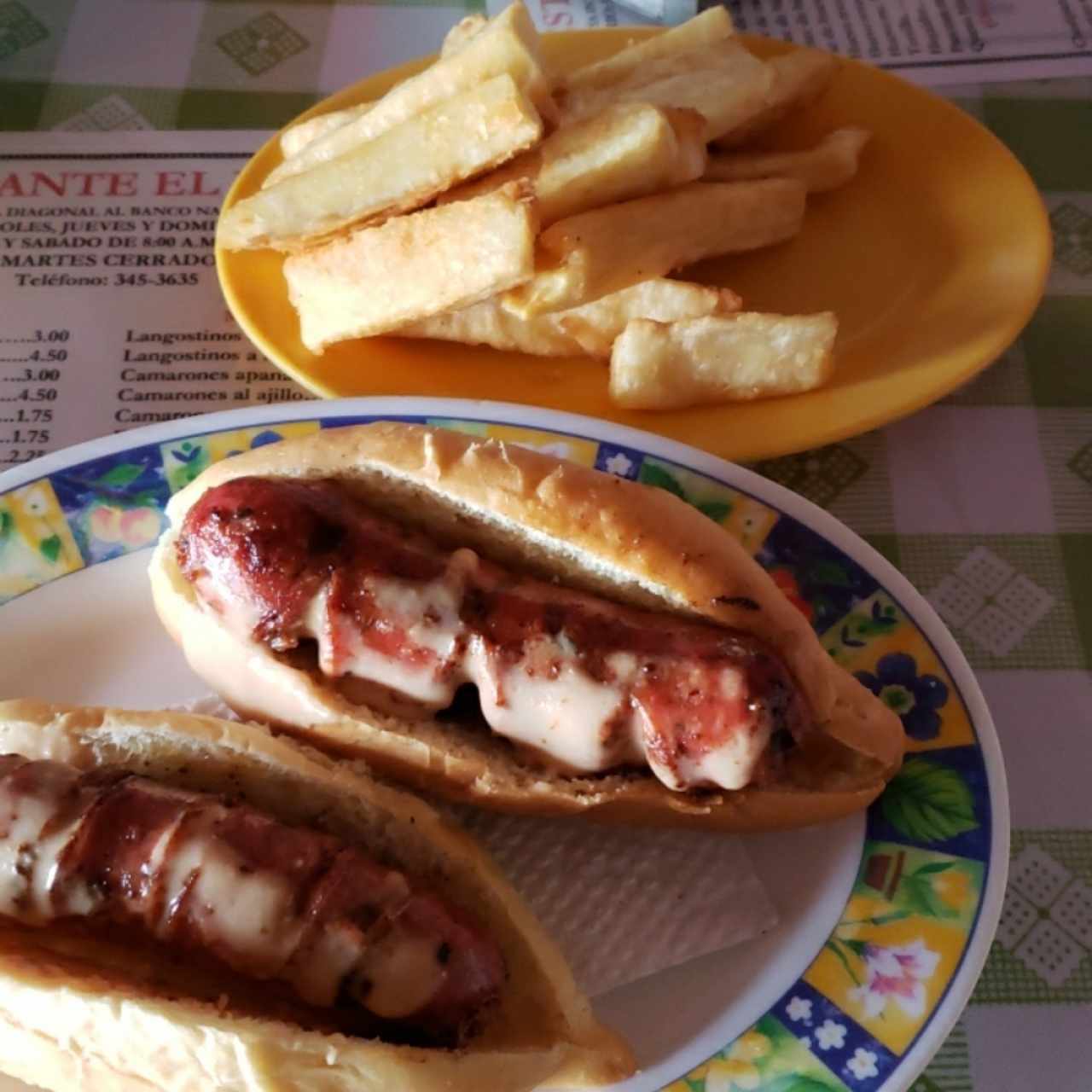 chorizos de butifarra y argentino acompañado de yuca frita.