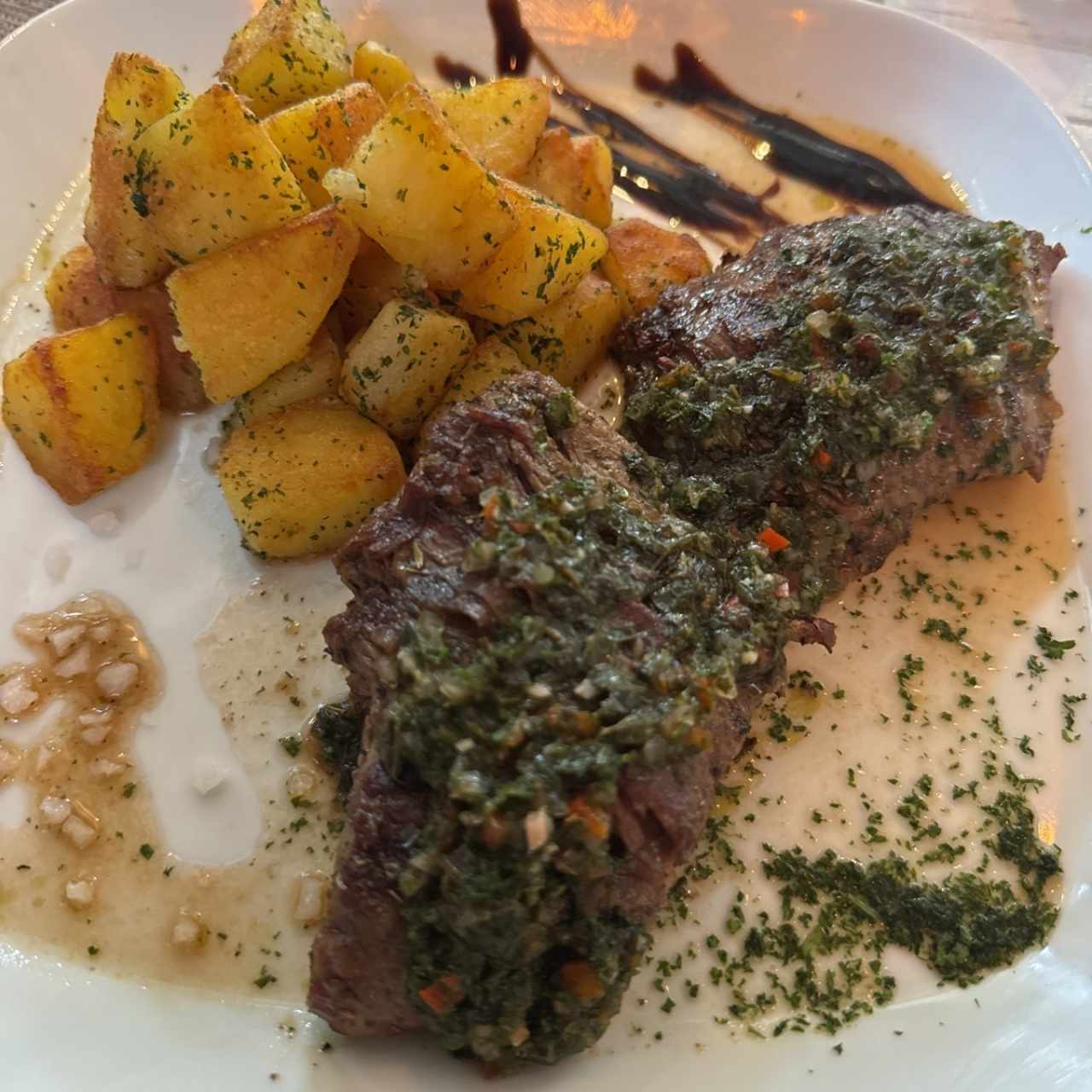 Filete de res en salsa chimichurri con papas 