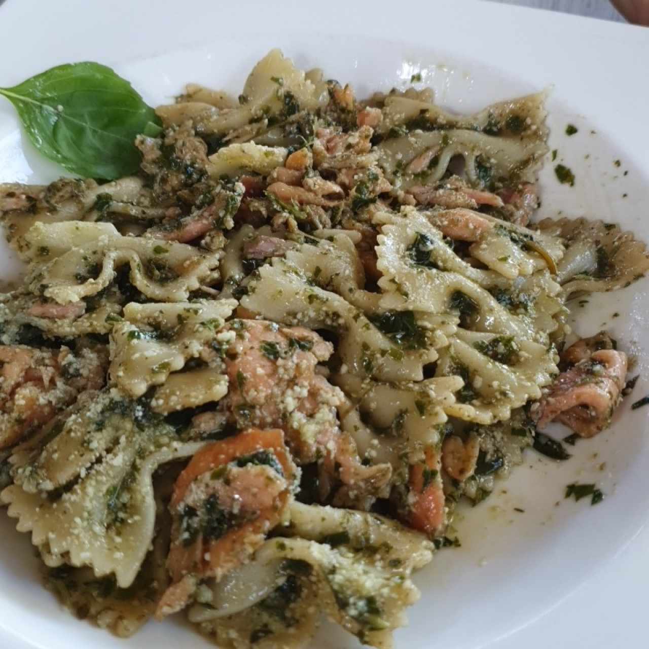 farfalle con salmón al pesto 