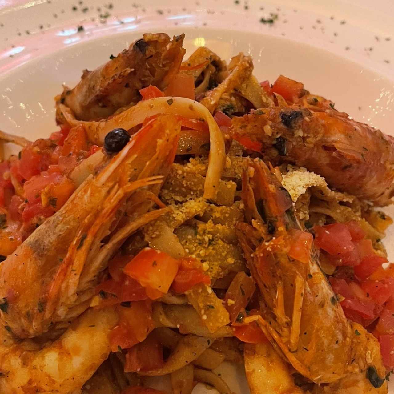 Fettucine con langostinos y tomate fresco
