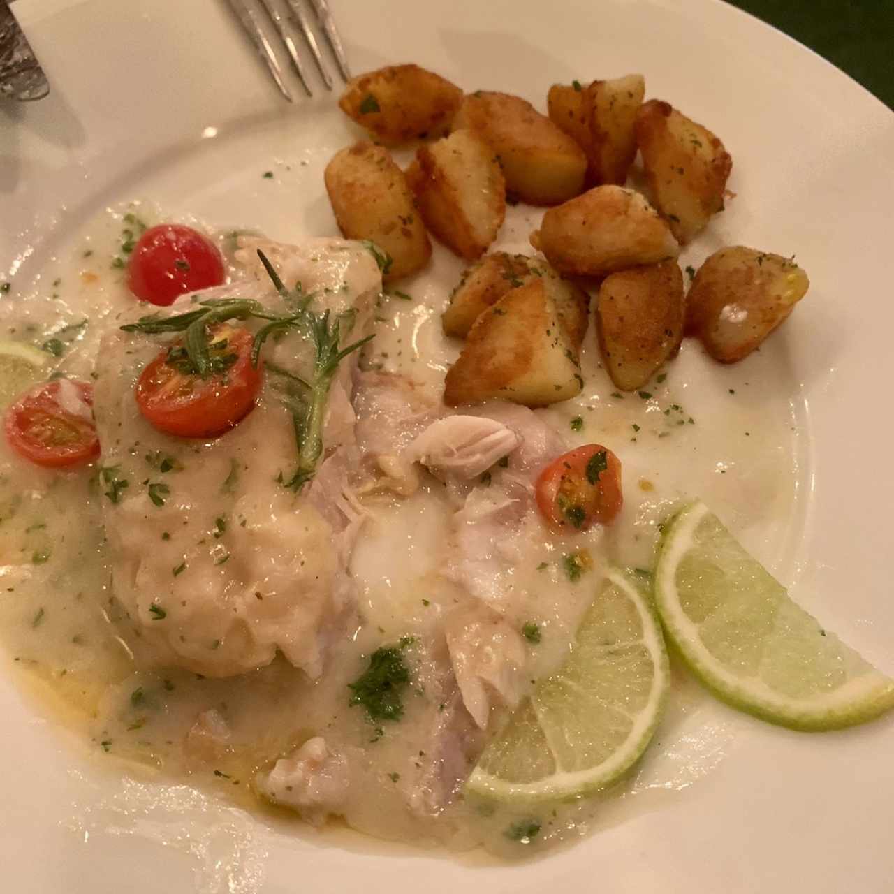 Corvina con romero y limón acompañado con papas salteadas