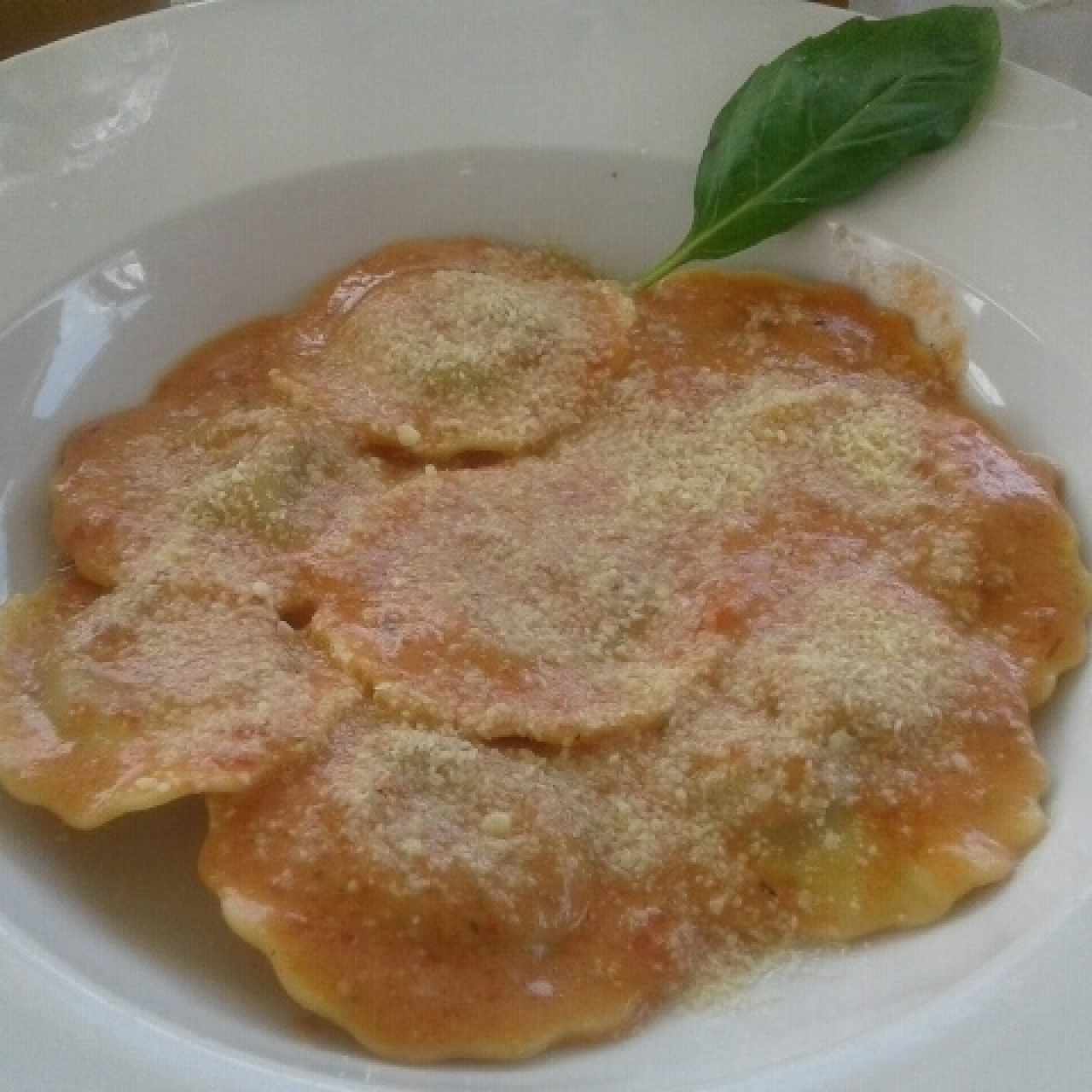 Raviolis con hongos en salsa Aurora