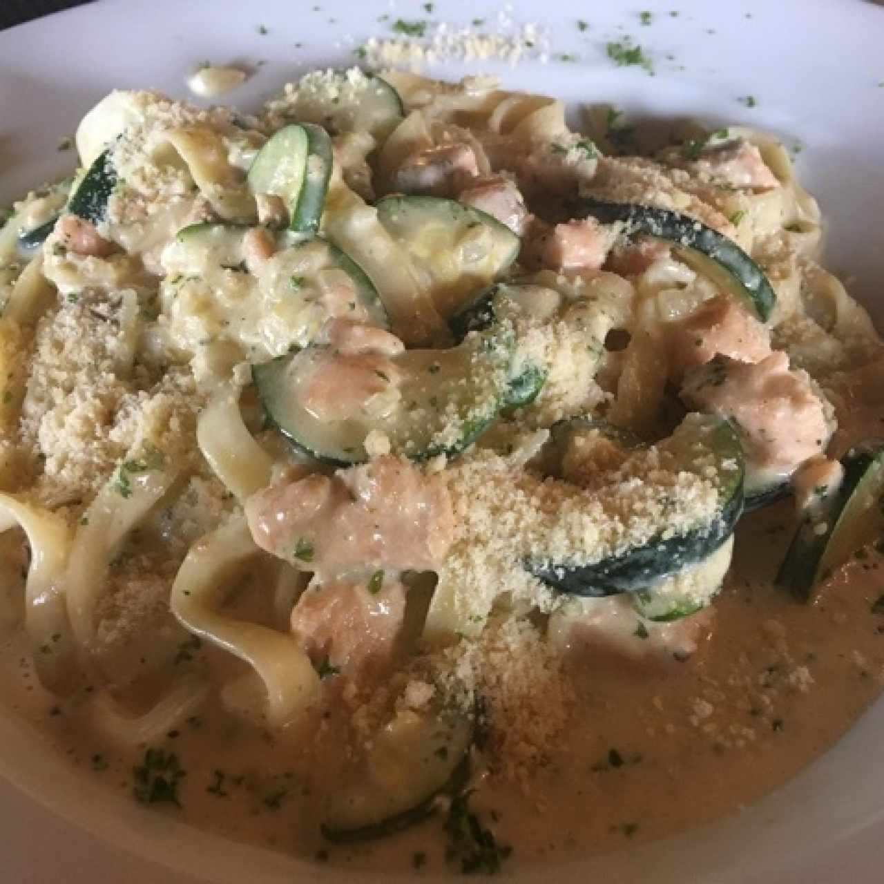 Pasta con salmón y zucchini
