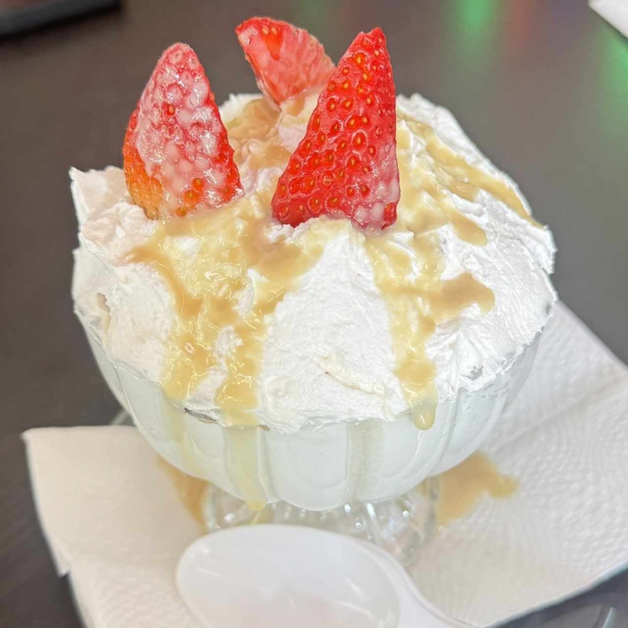 Fresas con crema y leche condensada