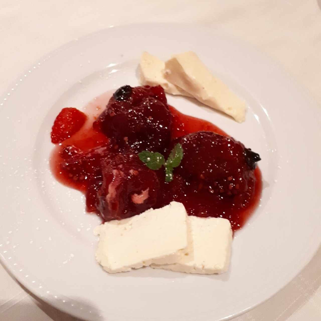Tomate de árbol con queso del país, brie y manchego