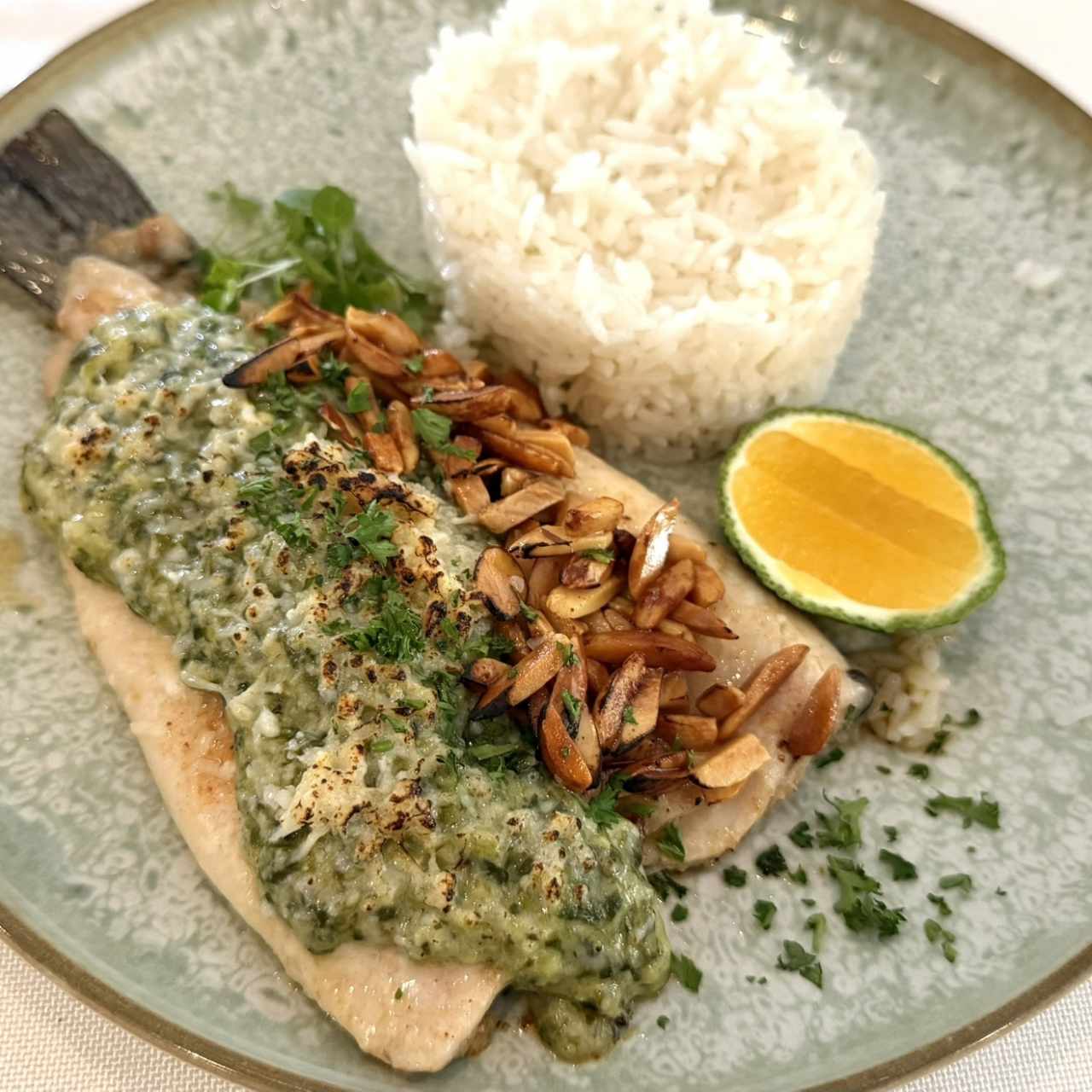 Trucha de Boquete con Relleno Cremoso de Espinacas, Mantequilla Avellanada, Espinacas con Crema
