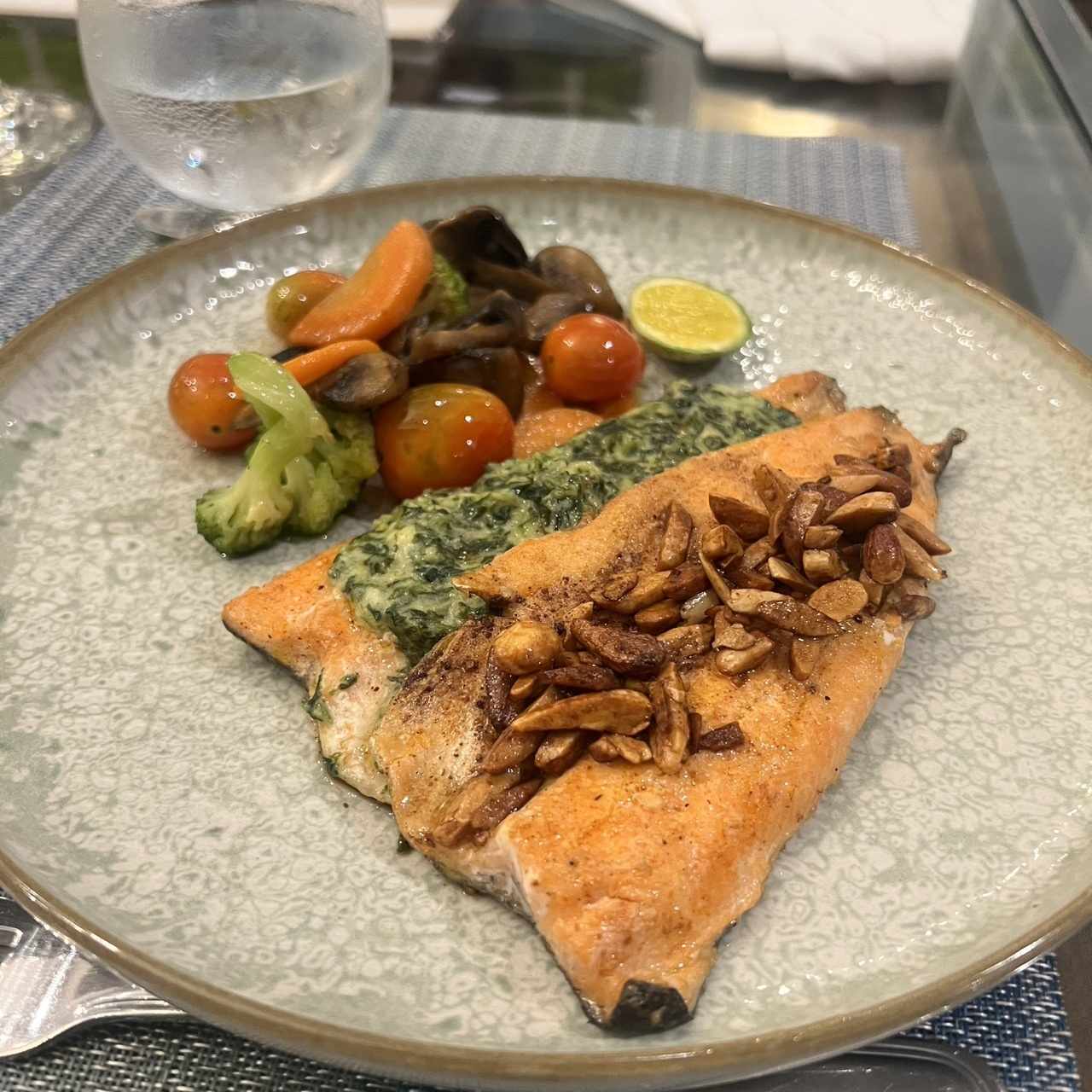 Trucha de Boquete con Relleno Cremoso de Espinacas, Mantequilla Avellanada, Espinacas con Crema