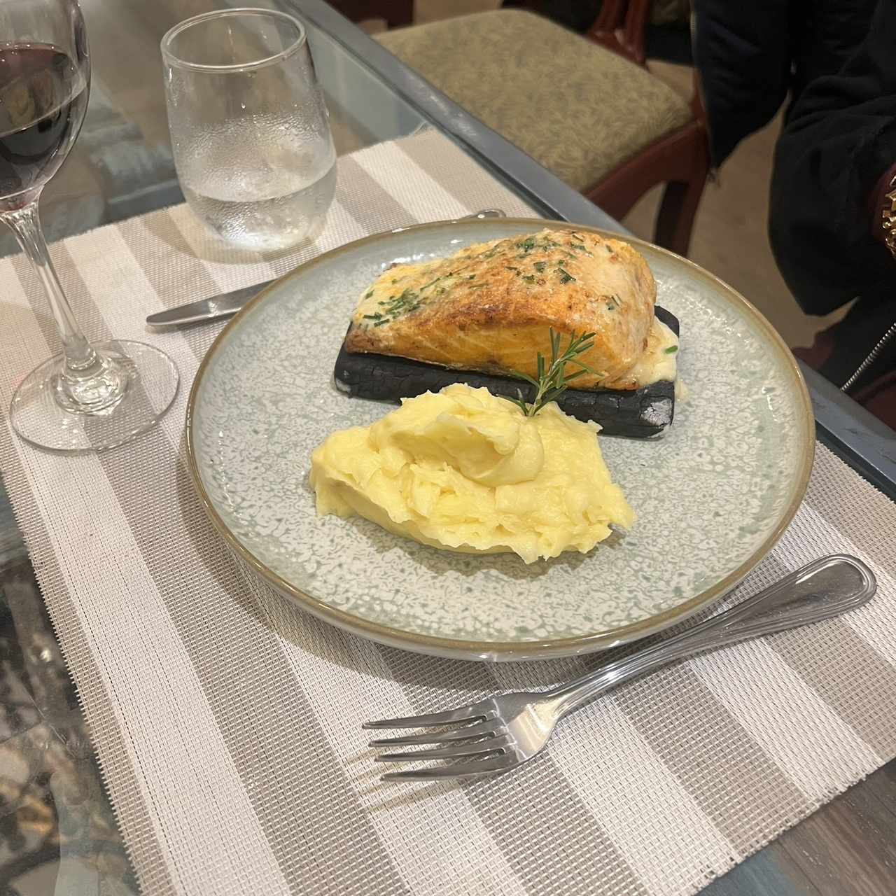 Salmon asado en Cedro Corteza Agrilette con Majado de Otoe