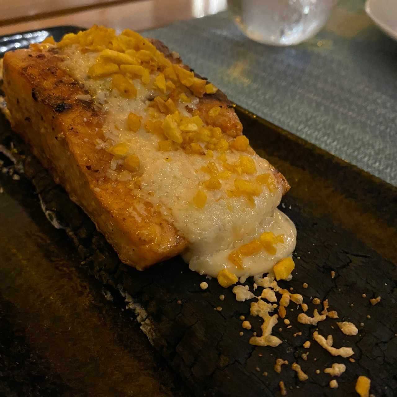 Salmon asado en cedro