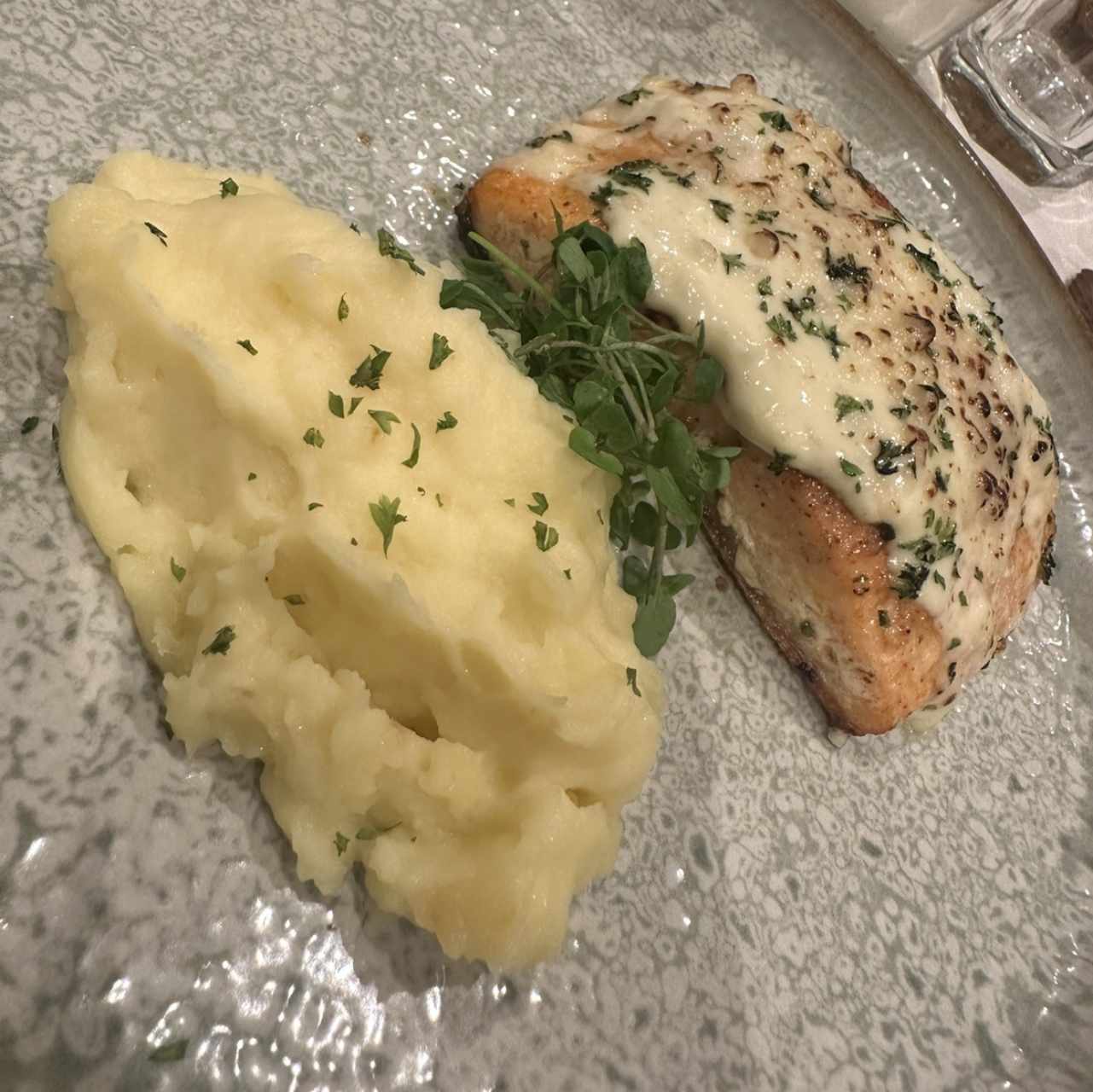 Salmon asado en Cedro Corteza Agrilette con Majado de Otoe