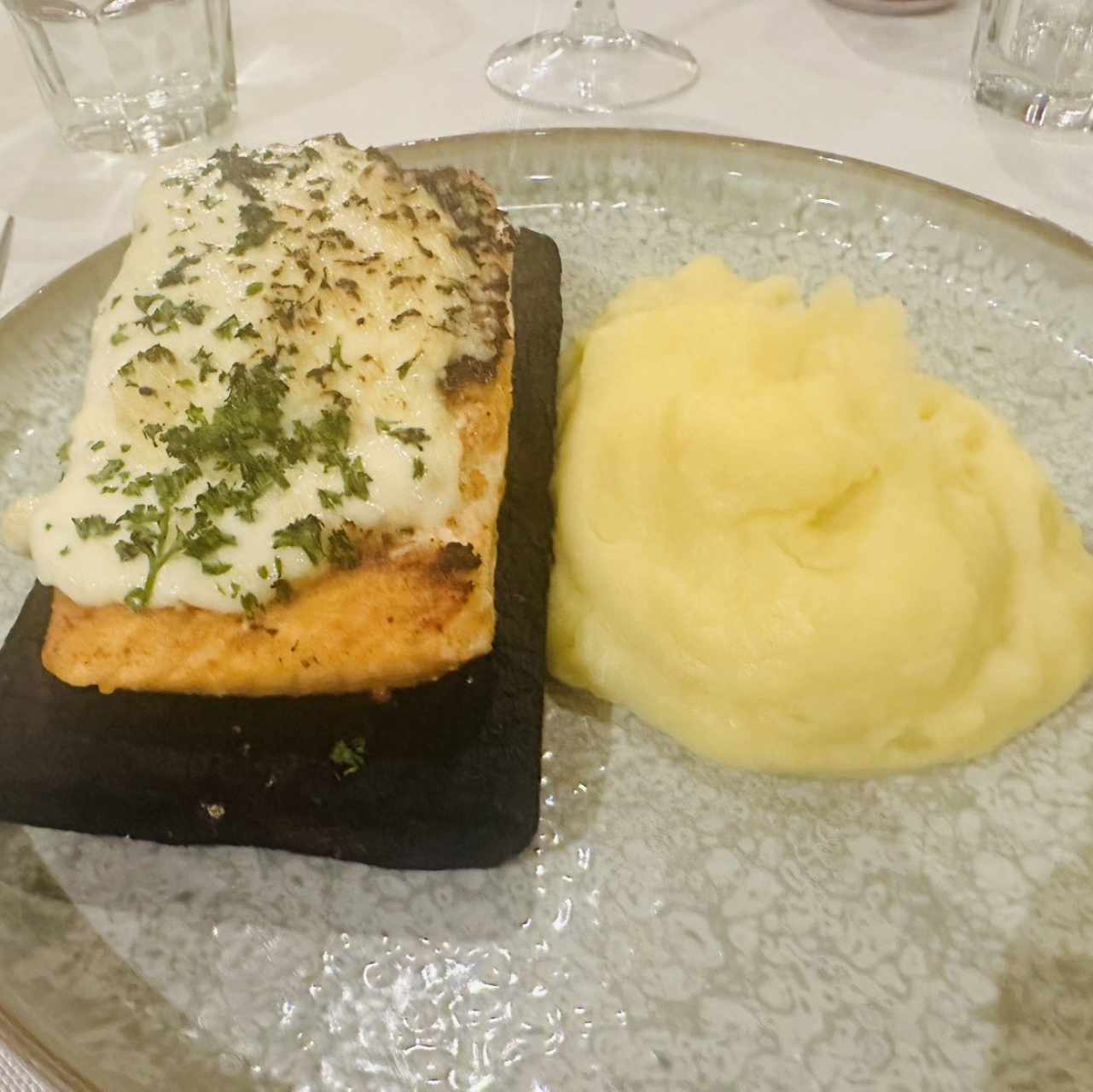 Salmon asado en Cedro Corteza Agrilette con Majado de Otoe