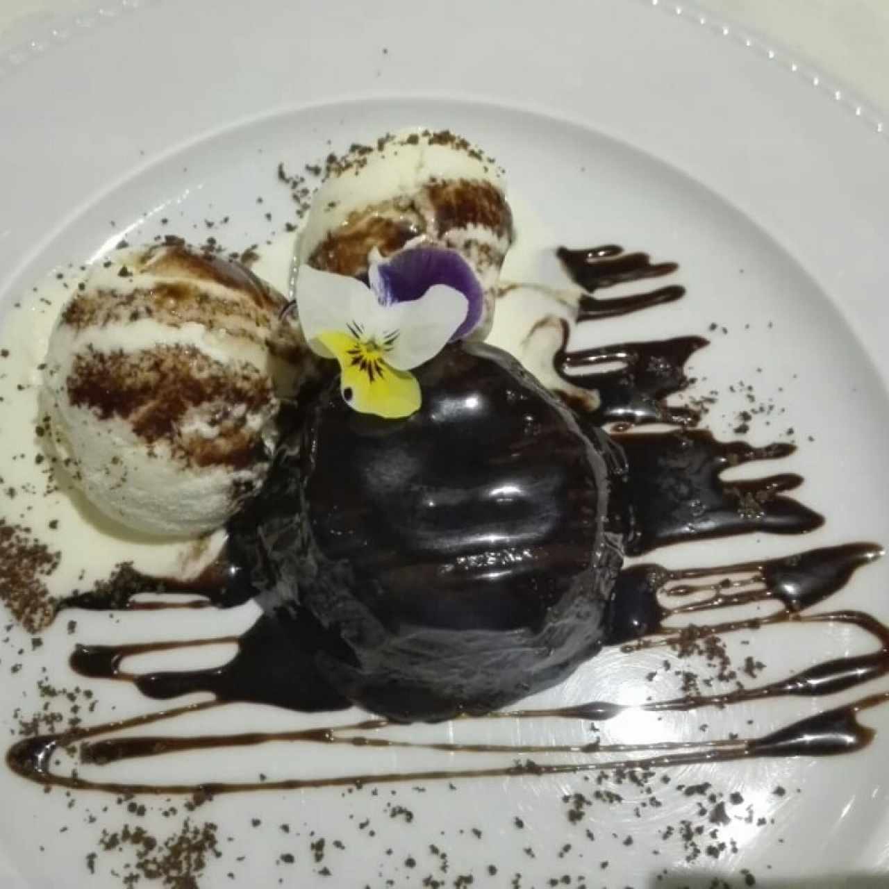 decadencia de chocolate con helado de vainilla