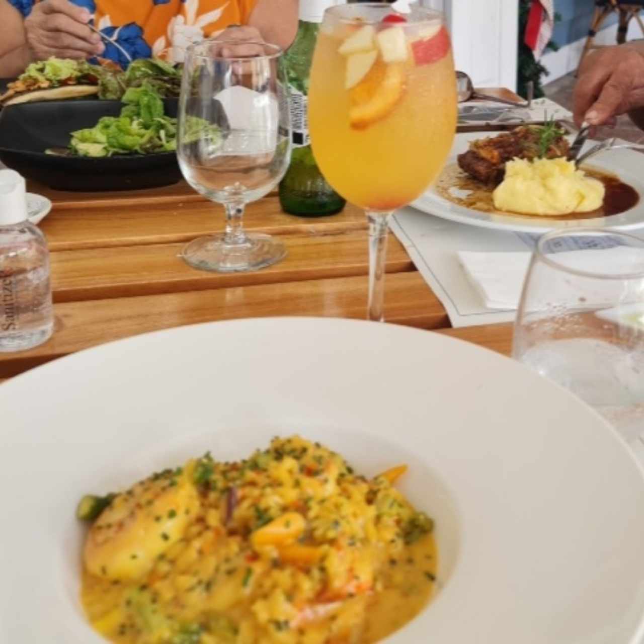 Paella de Mariscos y Sangría de Vino Blanco